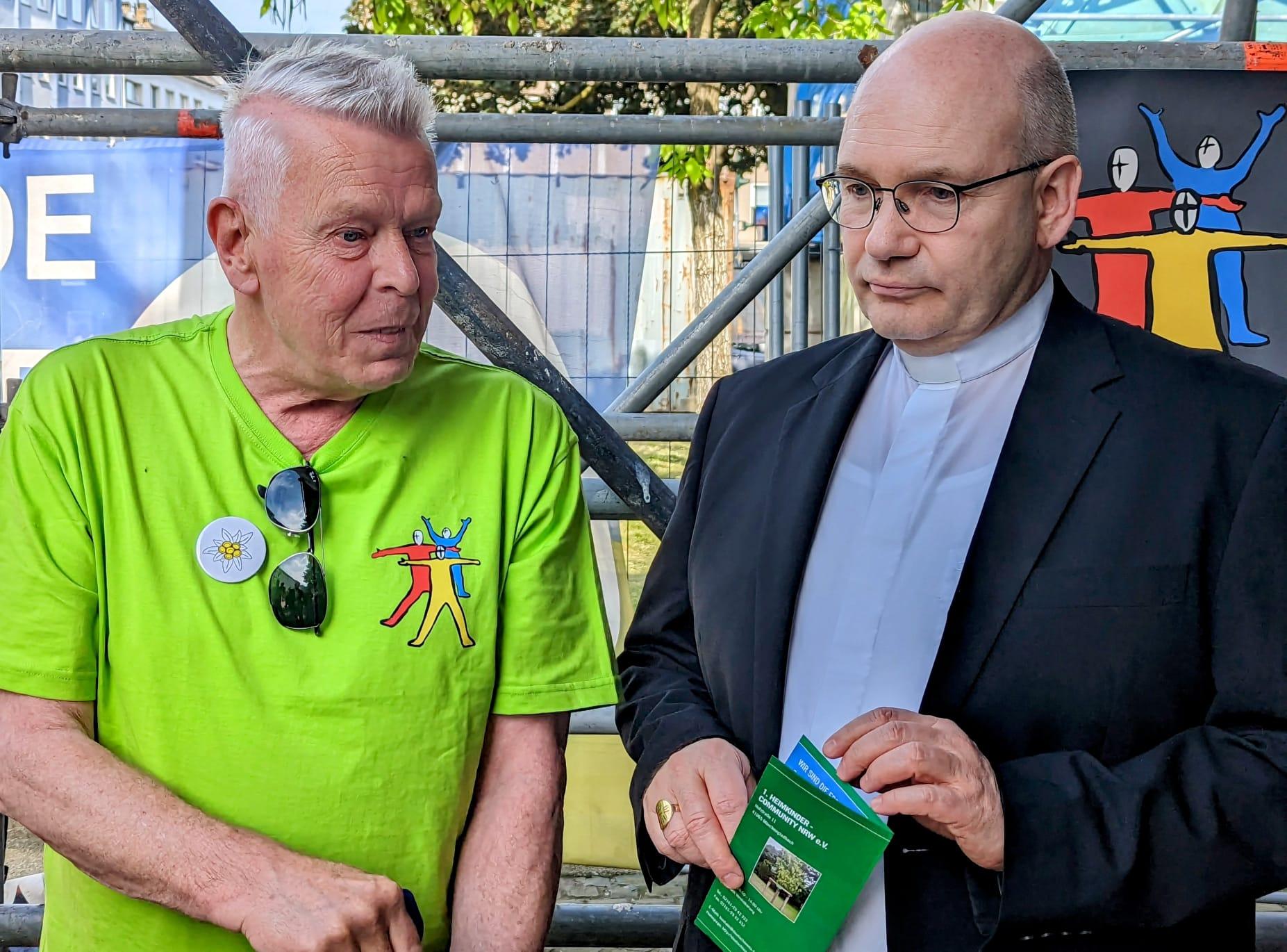 Bischof Dr. Helmut Dieser und Uwe Werner