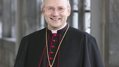 Bischof Dr. Helmut Dieser im Kreuzgang
