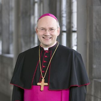Bischof Dr. Helmut Dieser im Kreuzgang (c) Bistum Aachen / Carl Brunn