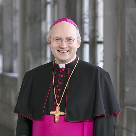 Bischof Dr. Helmut Dieser im Kreuzgang