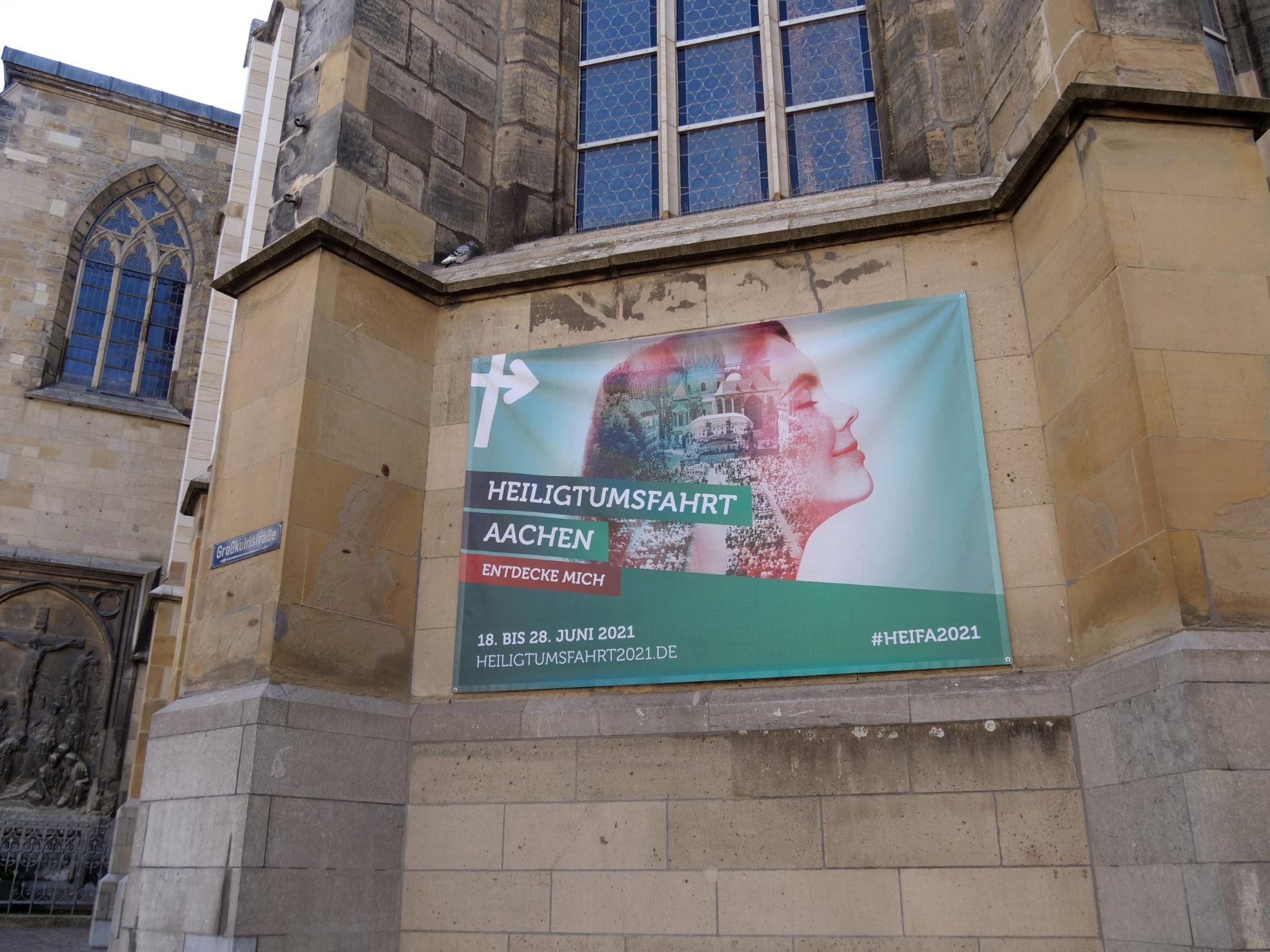 Auch an der Citykirche in der Großkölnstraße lädt ein großes Transparent zur Heiligtumsfahrt 2021 ein. (c) Bistum Aachen