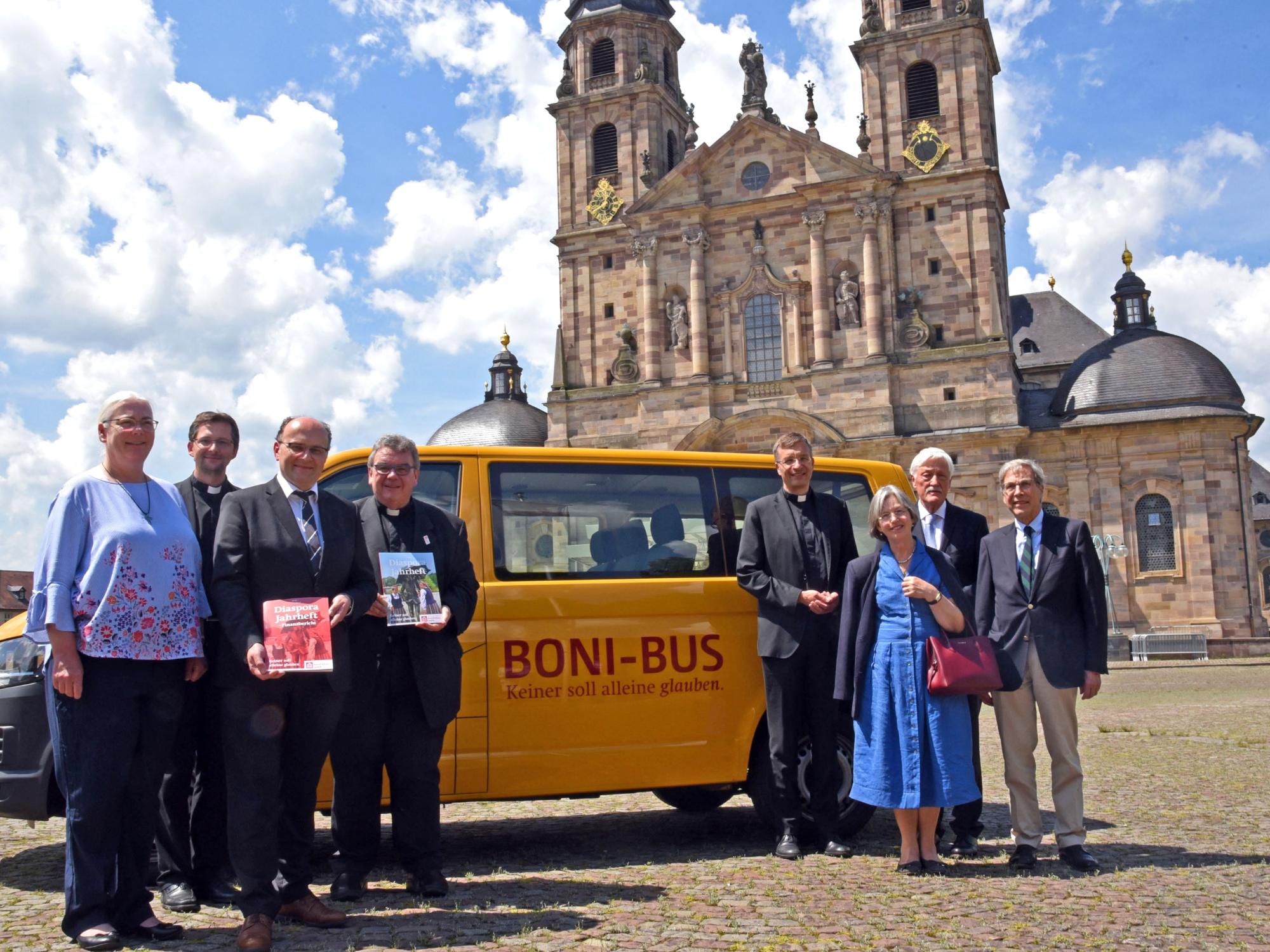 Das Bonifatiuswerk hat im Bistum Fulda den Jahresbericht 2018 veröffentlicht. Von links: Barbara Finger (Pfarrei KS Antonius Kassel), Ordinariatsrat Thomas Renze, Martin Guntermann (Geschäftsführer Bonifatiuswerk), Monsignore Georg Austen (Generalsekretär des Bonifatiuswerkes), Bischof Michael Gerber, Adelheid von Soden, Heinz Paus (Präsident des Bonifatiuswerkes) und Alfred von Soden. Foto: Patrick Kleibold