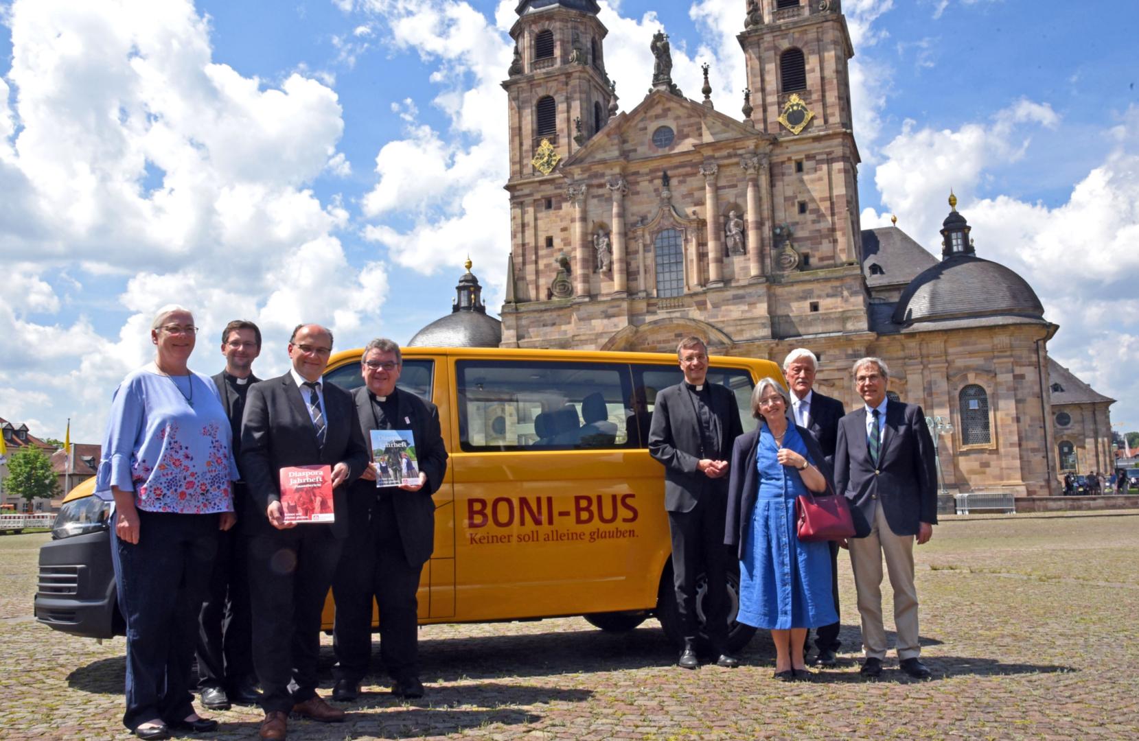 Das Bonifatiuswerk hat im Bistum Fulda den Jahresbericht 2018 veröffentlicht. Von links: Barbara Finger (Pfarrei KS Antonius Kassel), Ordinariatsrat Thomas Renze, Martin Guntermann (Geschäftsführer Bonifatiuswerk), Monsignore Georg Austen (Generalsekretär des Bonifatiuswerkes), Bischof Michael Gerber, Adelheid von Soden, Heinz Paus (Präsident des Bonifatiuswerkes) und Alfred von Soden. Foto: Patrick Kleibold (c) Patrick Kleibold