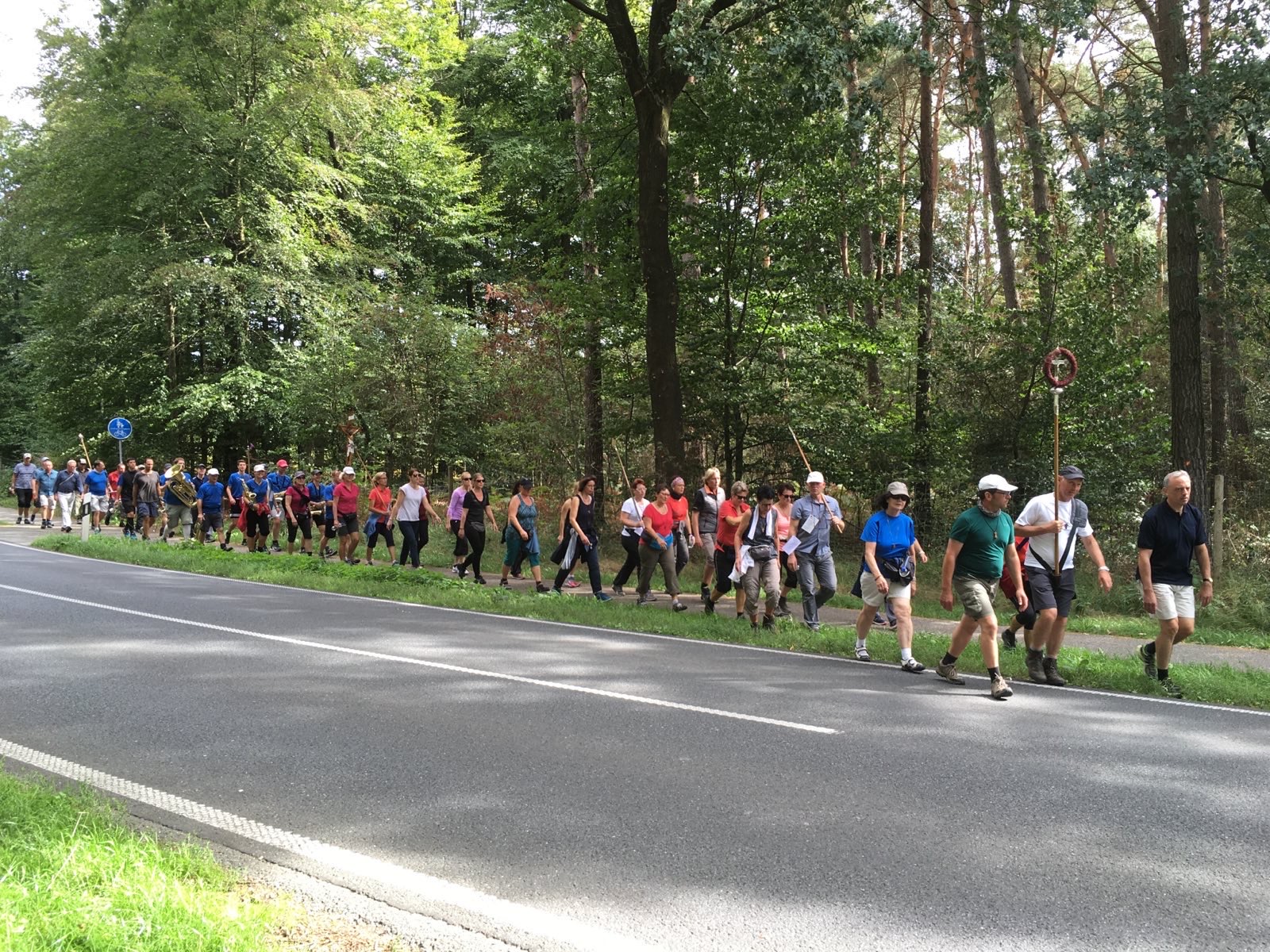 Die Kevelaer-Bruderschaft St. Lambertus aus Heinsberg-Dremmen pilgert.