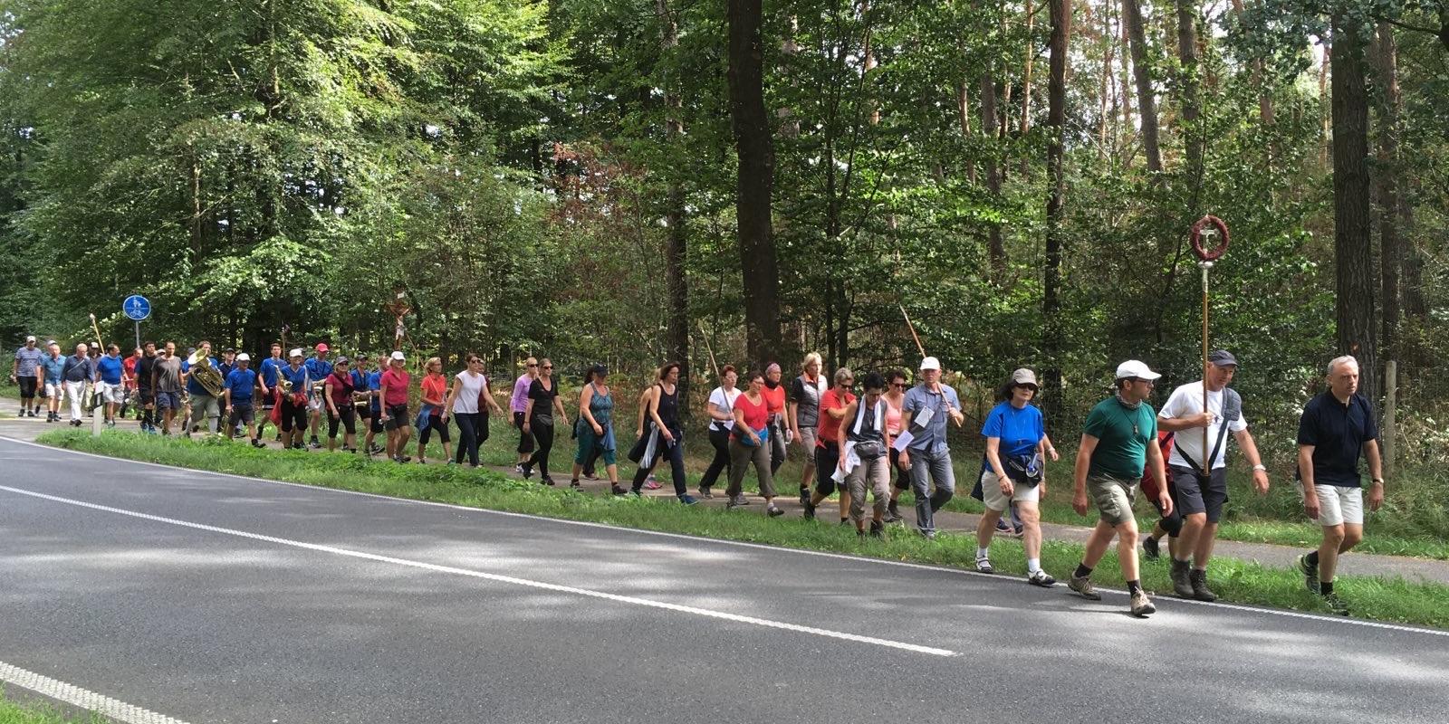 Die Kevelaer-Bruderschaft St. Lambertus aus Heinsberg-Dremmen pilgert.