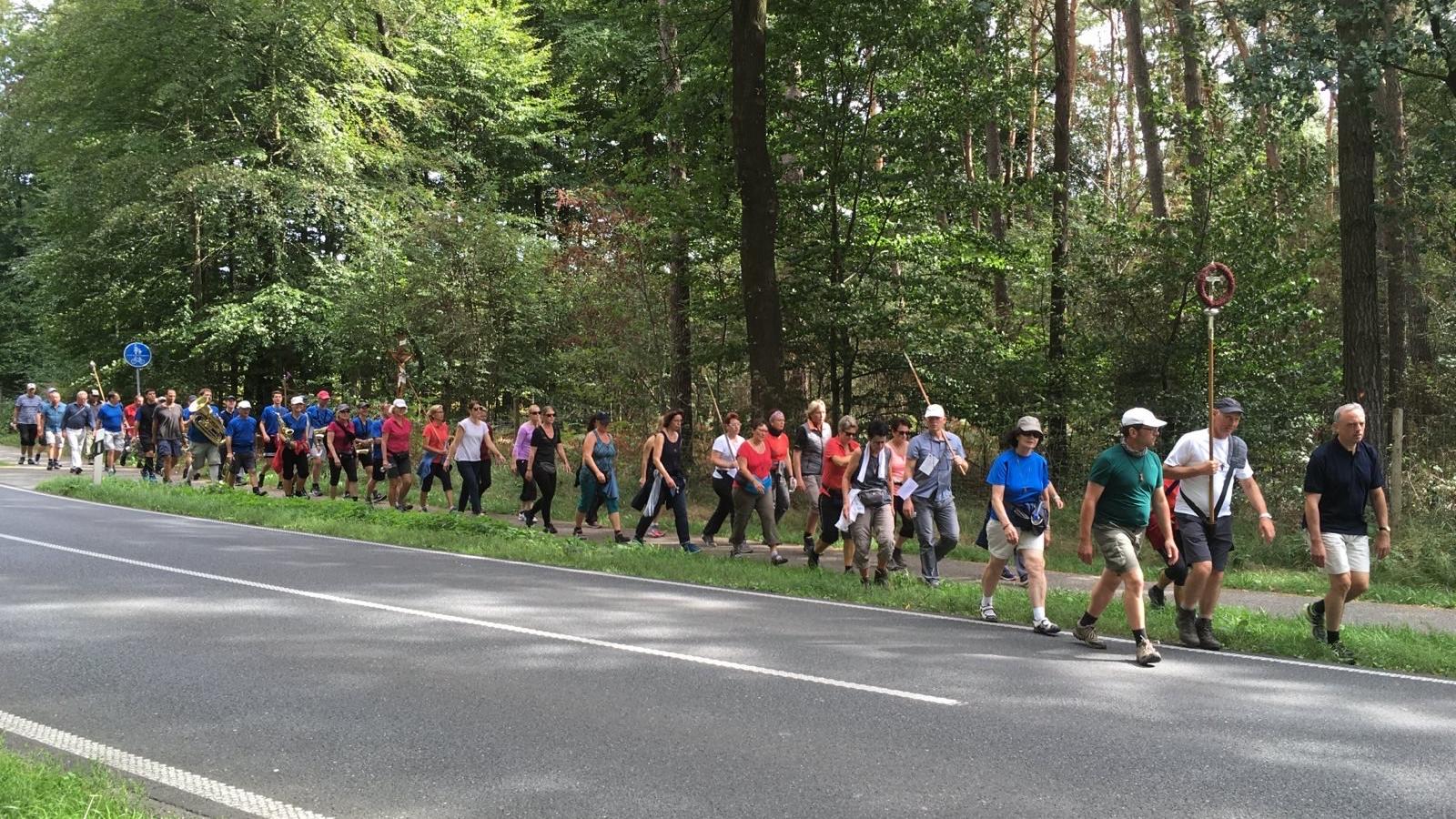 Die Kevelaer-Bruderschaft St. Lambertus aus Heinsberg-Dremmen pilgert.