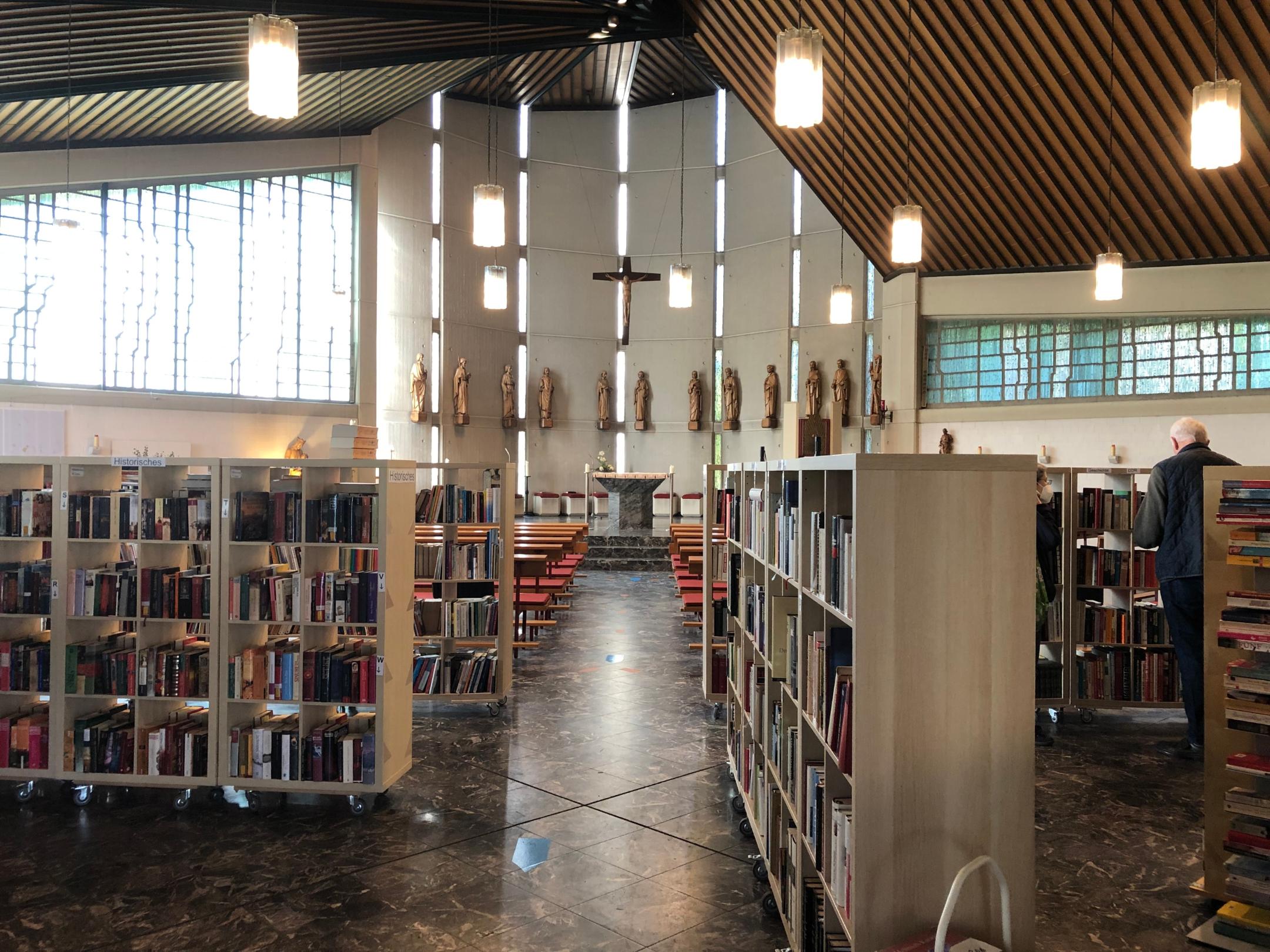 In Heilig Geist Geistenbeck hat sich aus einem Bücherverkauf auf einem Pfarrfest die Idee zur Bücherkirche entwickelt.