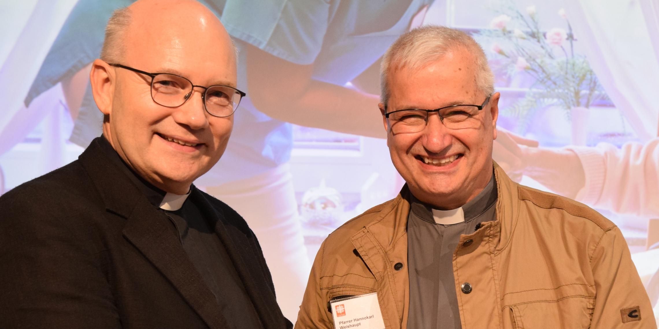 Von links: Bischof Dr. Helmut Dieser und Pfr. Hannokarl Weishaupt, neuer Vorsitzender des Caritasverbandes