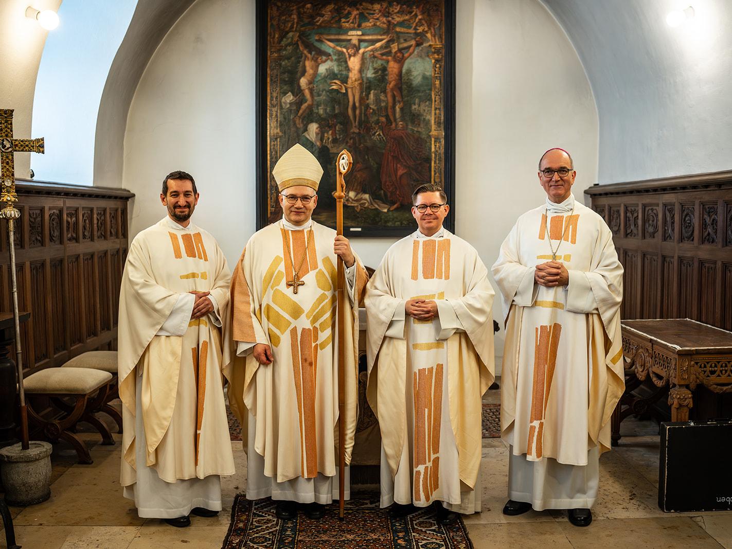 Domvikar Pfr. Matthias Fritz, Bischof Helmut Dieser, Kaplan Tim Wüllenweber und Weihbischof Karl Borsch (v.l.)