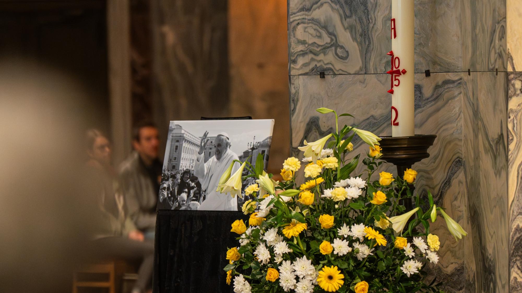 Gedenkbild von Papst Franziskus im Aachener Dom