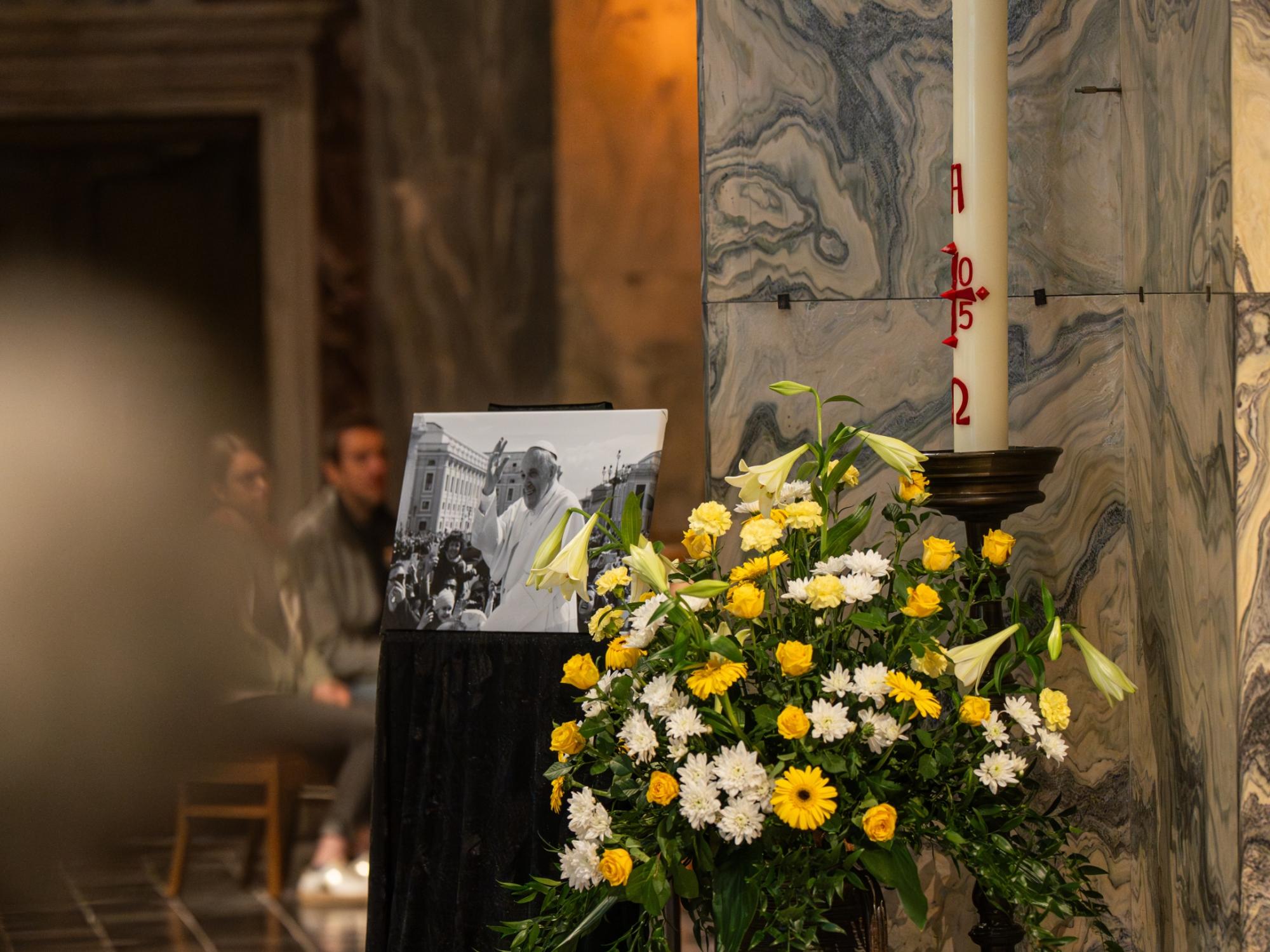 Gedenkbild von Papst Franziskus im Aachener Dom