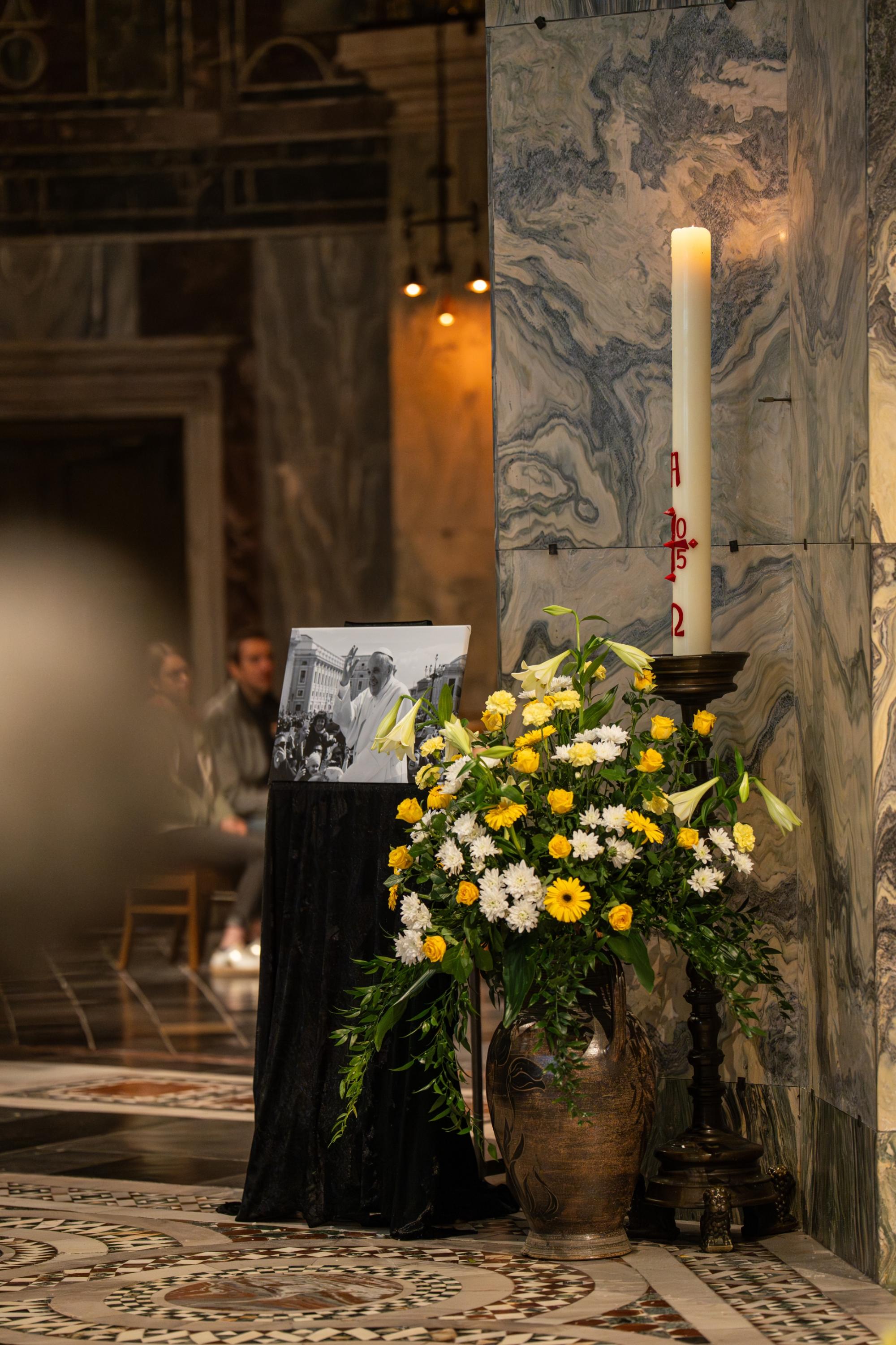 Gedenkbild von Papst Franziskus im Aachener Dom