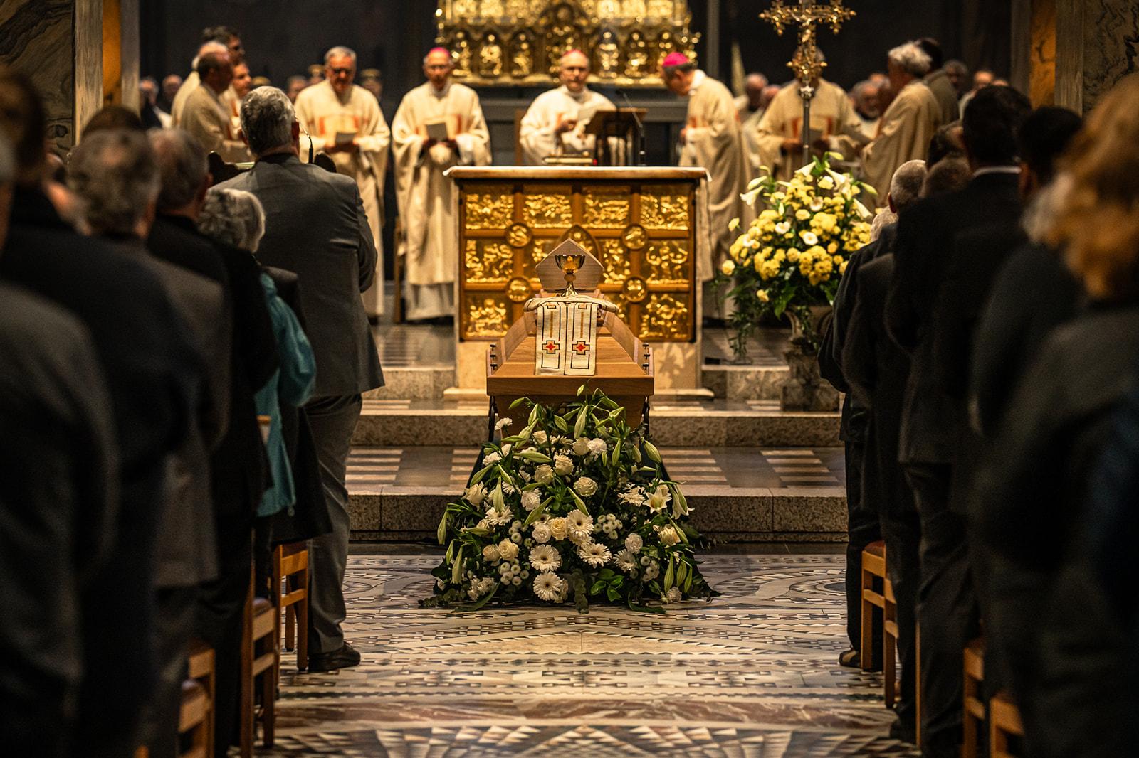 Auf Regers Sarg lagen seine Stola, seine Mitra und sein Kelch, den er von seinem Heimatpfarrer zur Primiz erhalten hatte (c) Bistum Aachen/Christian van't Hoen