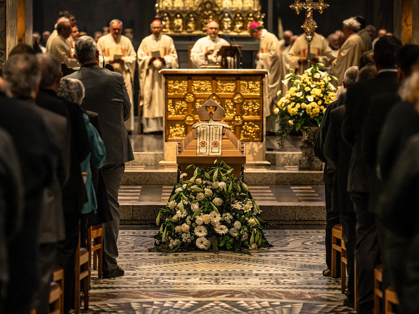 Auf Regers Sarg lagen seine Stola, seine Mitra und sein Kelch, den er von seinem Heimatpfarrer zur Primiz erhalten hatte (c) Bistum Aachen/Christian van't Hoen