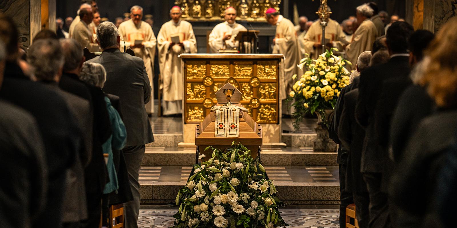 Auf Regers Sarg lagen seine Stola, seine Mitra und sein Kelch, den er von seinem Heimatpfarrer zur Primiz erhalten hatte