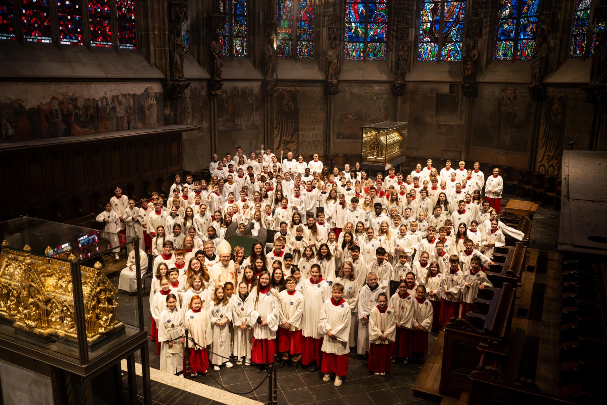 Über 200 Ministrantinnen und Ministranten feiern die Chrisammesse.