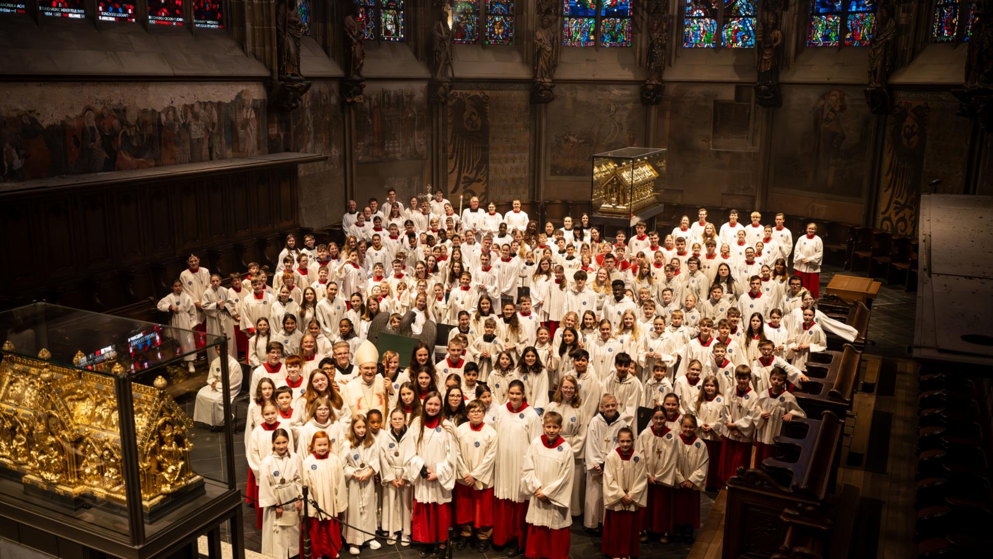 Über 200 Ministrantinnen und Ministranten feiern die Chrisammesse.