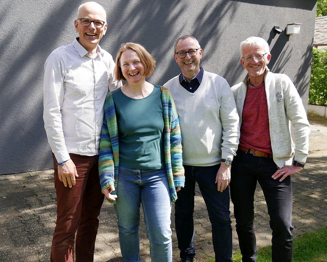 Bilden gemeinsam die Fachstelle für Exerzitienarbeit in Mönchengladbach (v.l.): Pastoralreferent und Leiter der Fachstelle, Patrick Wirges, Pastoralreferentin Gabriele Löser-Widua, Willi Acker für die Verwaltung und der Priester und bischöfliche Beauftragte für den Fachdienst der Geistlichen Begleitung, Frank Reyans. (c) Fachstelle für Exerzitienarbeit im Bistum Aachen