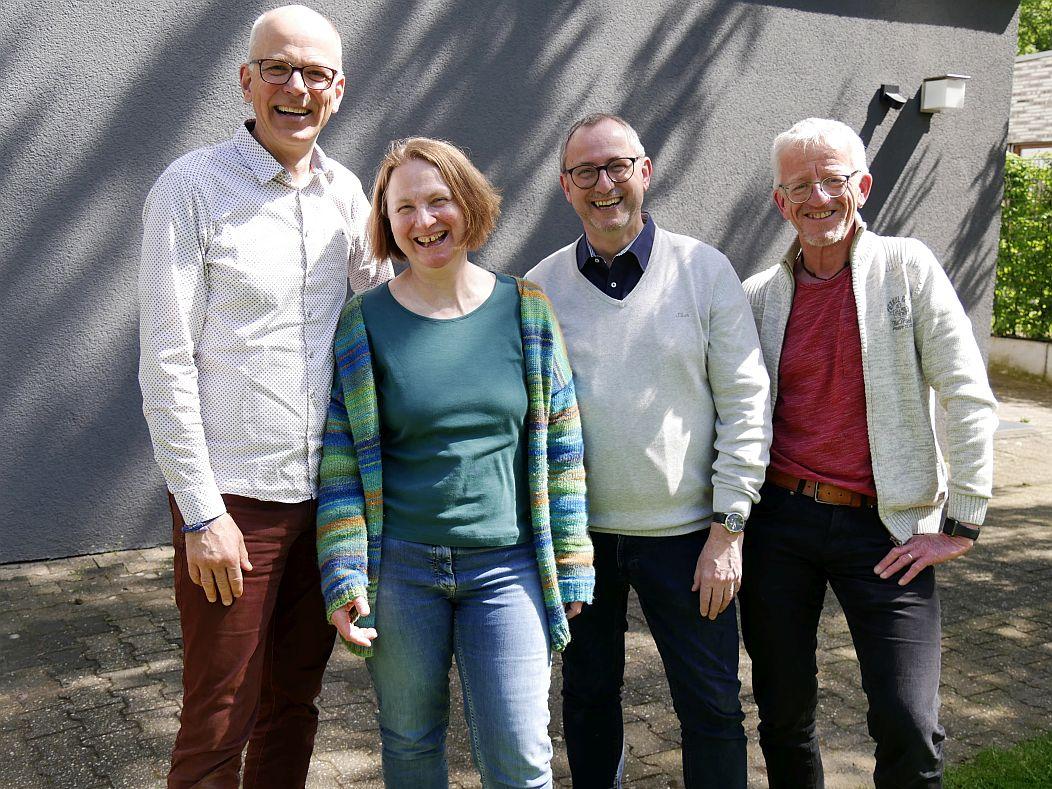 Bilden gemeinsam die Fachstelle für Exerzitienarbeit in Mönchengladbach (v.l.): Pastoralreferent und Leiter der Fachstelle, Patrick Wirges, Pastoralreferentin Gabriele Löser-Widua, Willi Acker für die Verwaltung und der Priester und bischöfliche Beauftragte für den Fachdienst der Geistlichen Begleitung, Frank Reyans. (c) Fachstelle für Exerzitienarbeit im Bistum Aachen