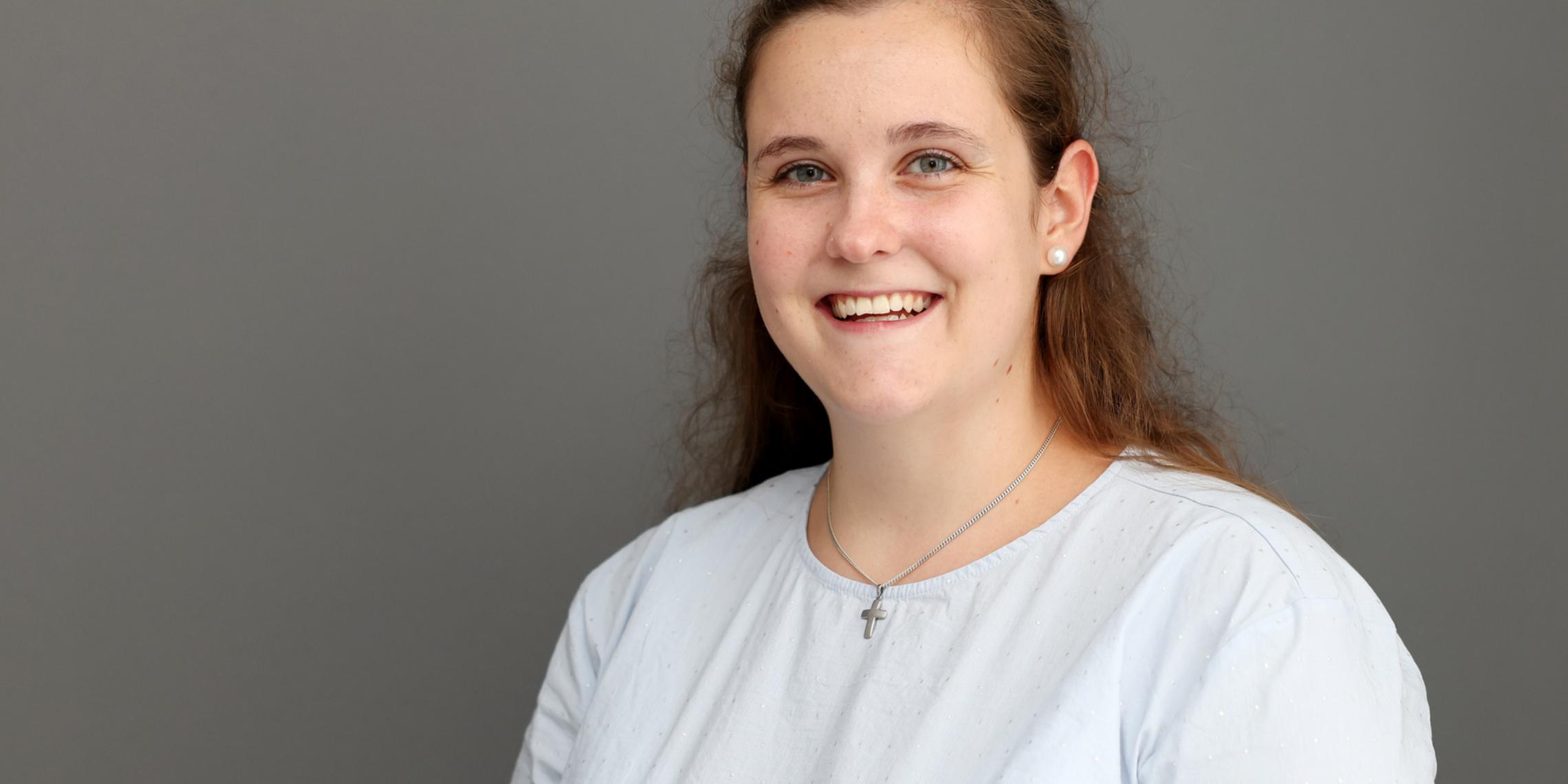 Kinder gestalten in der Trauergruppe Sterne als Andenken an die Verstorbenen.