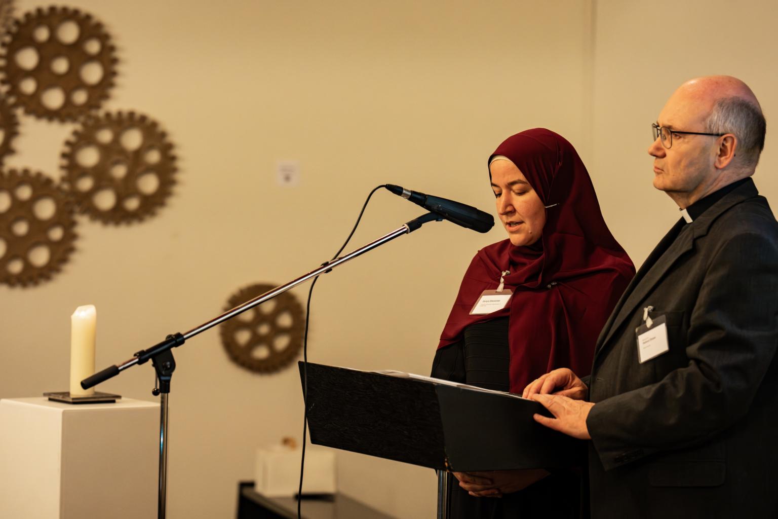 Dunya Elemenler und Bischof Dr. Helmut Dieser sprechen ein Friedensgebet. (c) Christian van t'Hoen