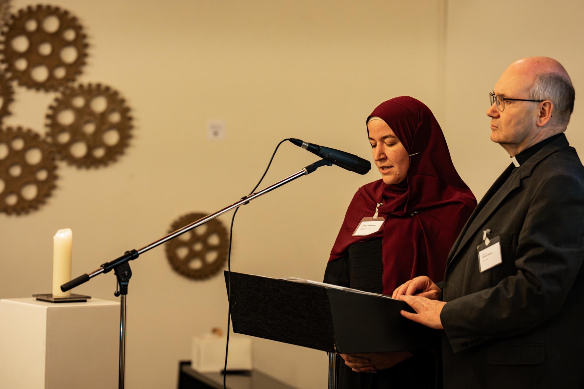 Dunya Elemenler und Bischof Dr. Helmut Dieser sprechen ein Friedensgebet.