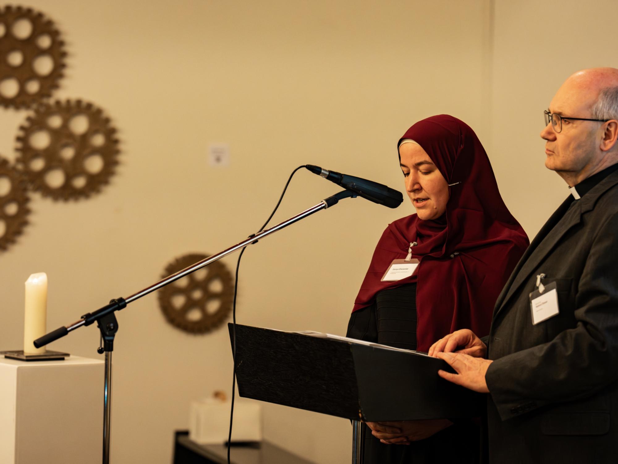 Dunya Elemenler und Bischof Dr. Helmut Dieser sprechen ein Friedensgebet. (c) Christian van t'Hoen