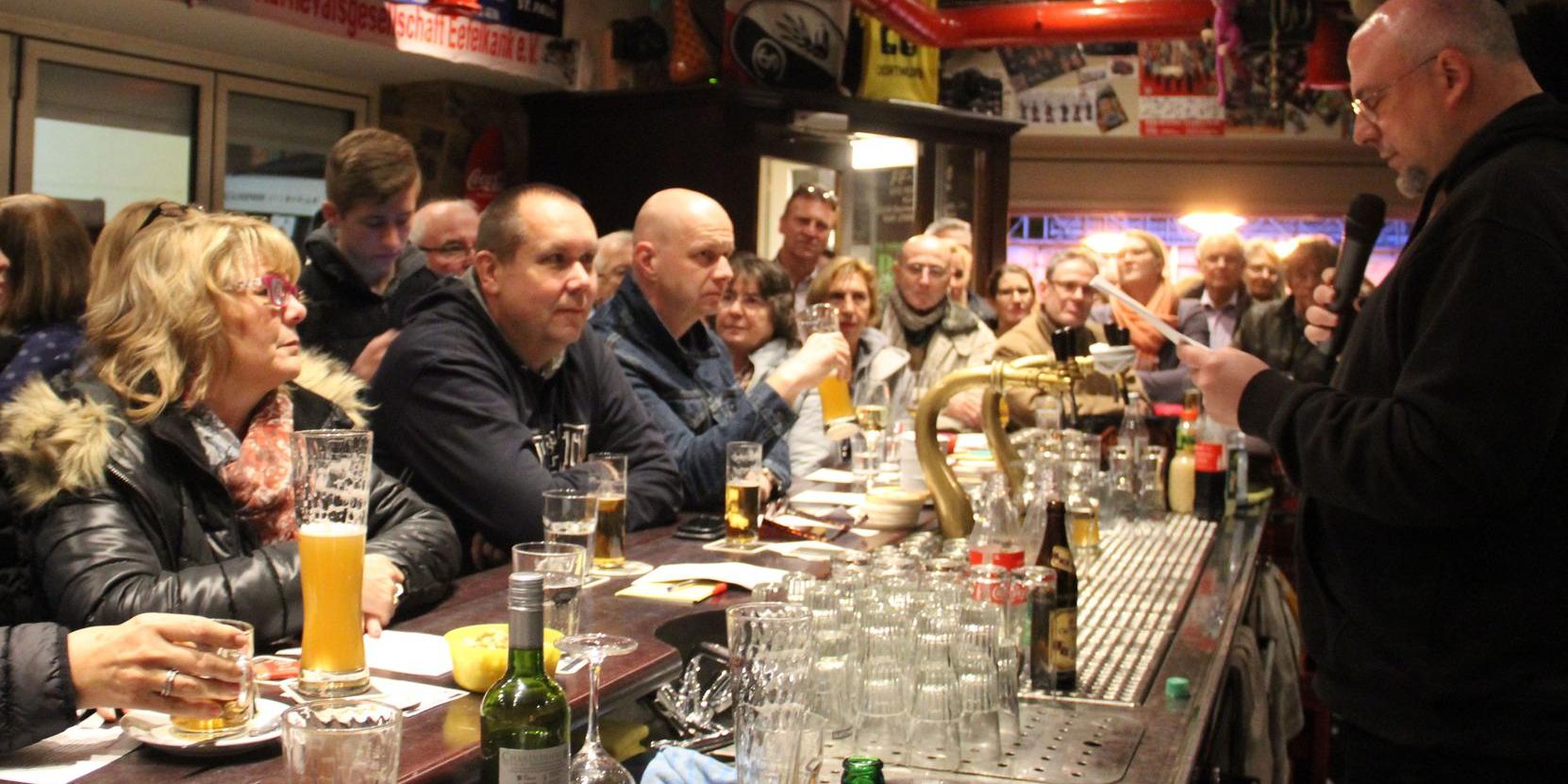 Theke statt Altarraum: Pfarrer Michael Datené (rechts) und sein Team feiern mit den Gästen der Kneipe „Mexi & Co.“ Gottesdienst auf eine etwas andere Art.