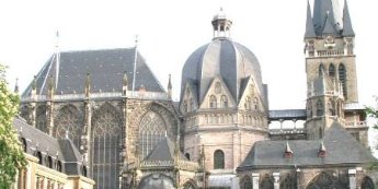 Der Aachener Dom, Nordseite. vom Rathaus aus