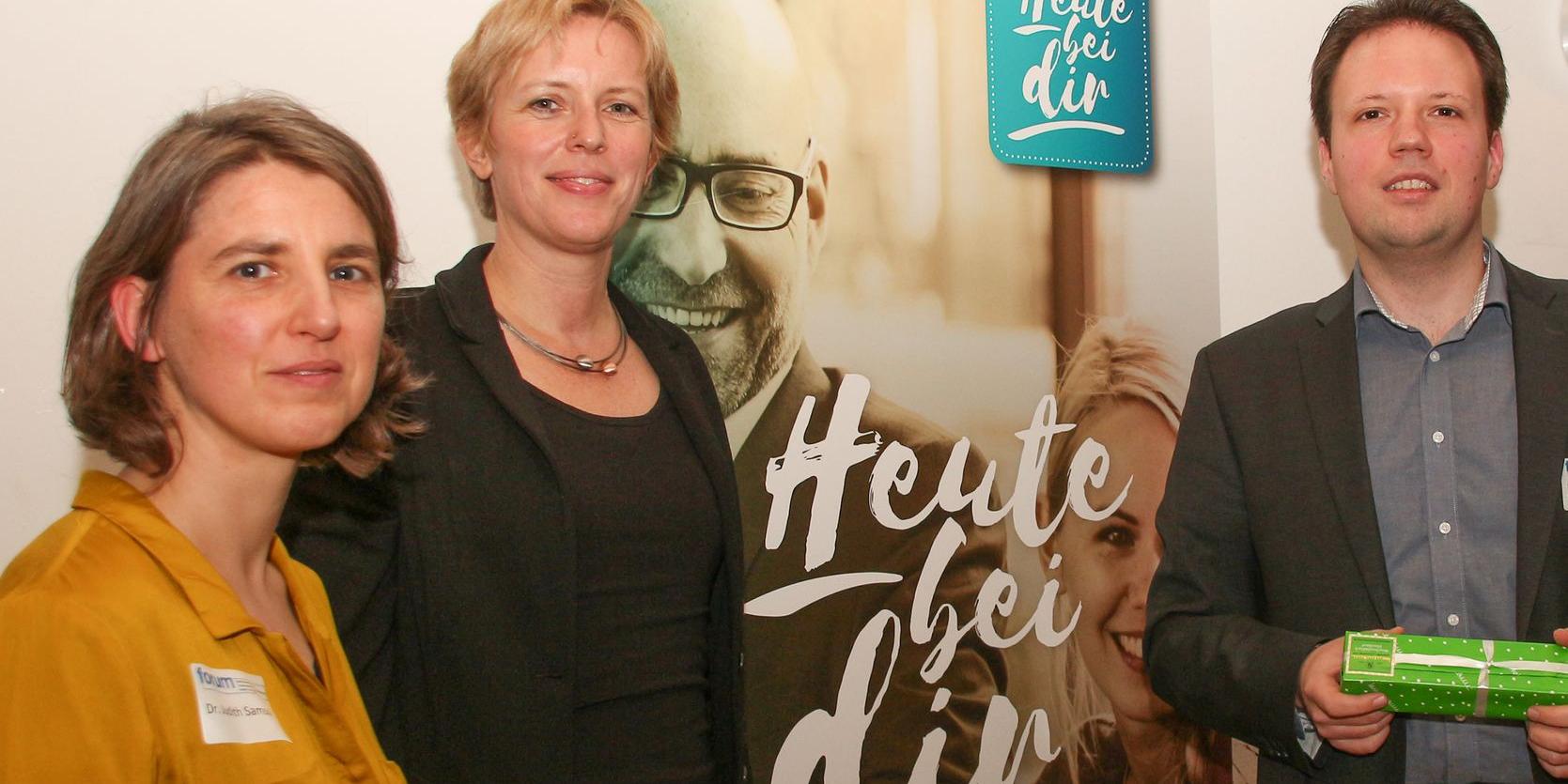 Referent Michael Seewald mit Organisatorin Judith Samson (l.) und Moderatorin Christiane Bongartz.