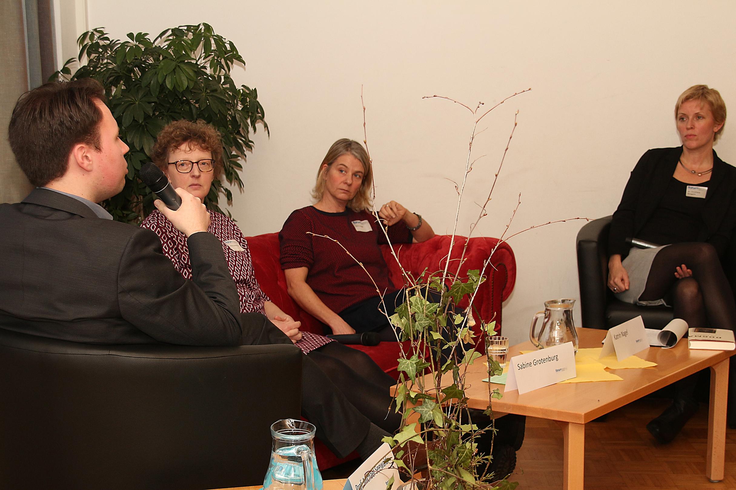 Über Frauenordination diskutierten Christiane Bongartz, Katrin Nagel und Sabine Grotenburg mit Michael Seewald (v. r.).