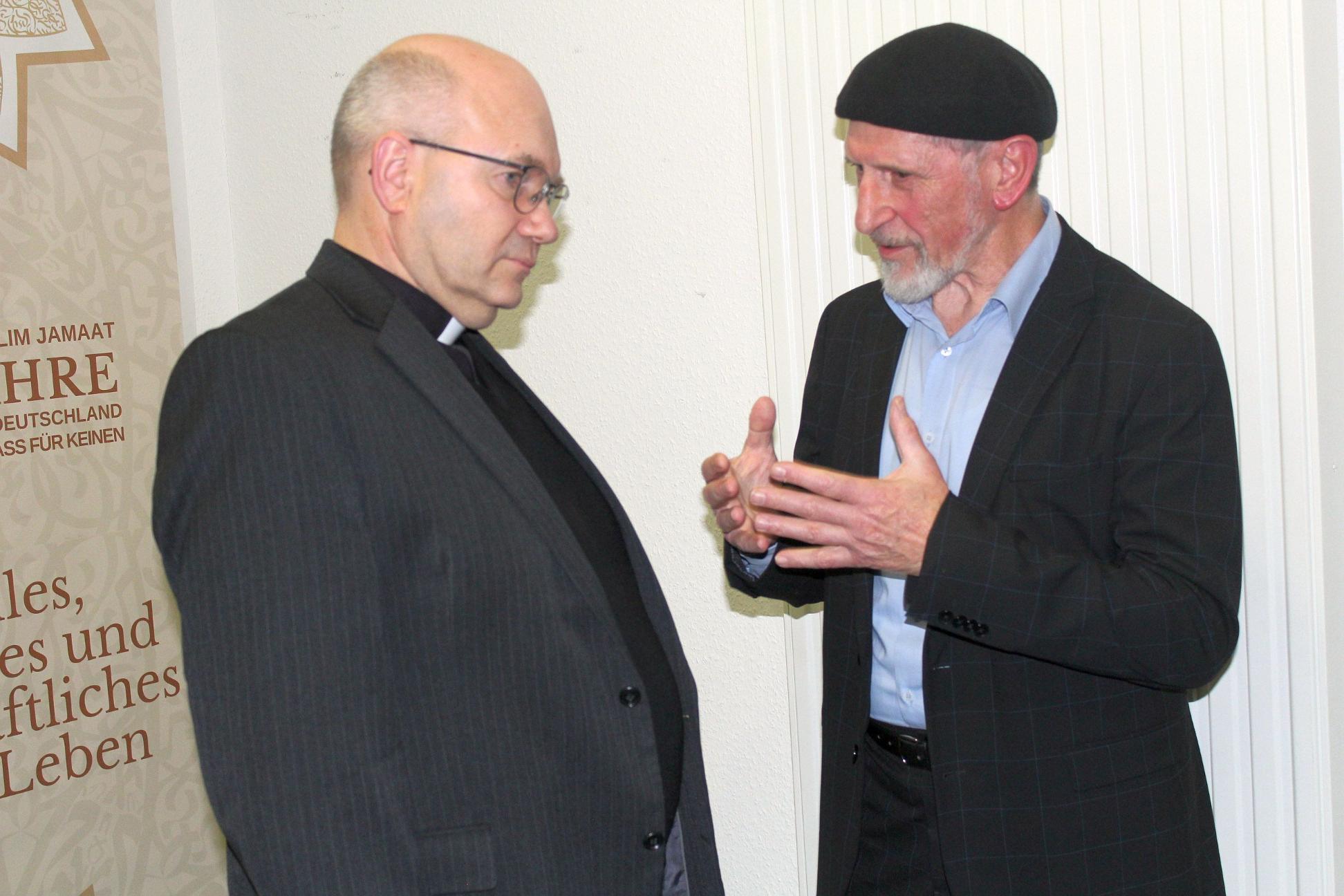Bischof Dr. Helmut Dieser im Gespräch mit Abdullah Uwe Wagishauser. (c) Bistum Aachen