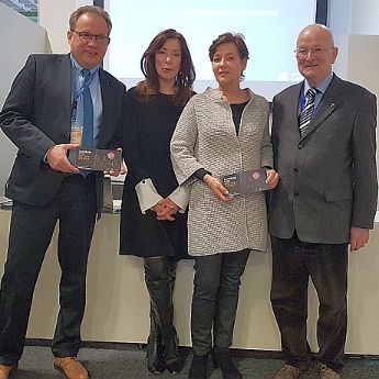 v.l.: Matthias Glotz, Geschäftsführer des aachen tourist service e.v., Prof. Dr. Verena Metze-Mangold, Kulturdezernentin Susanne Schwier und Dompropst Manfred von Holtum