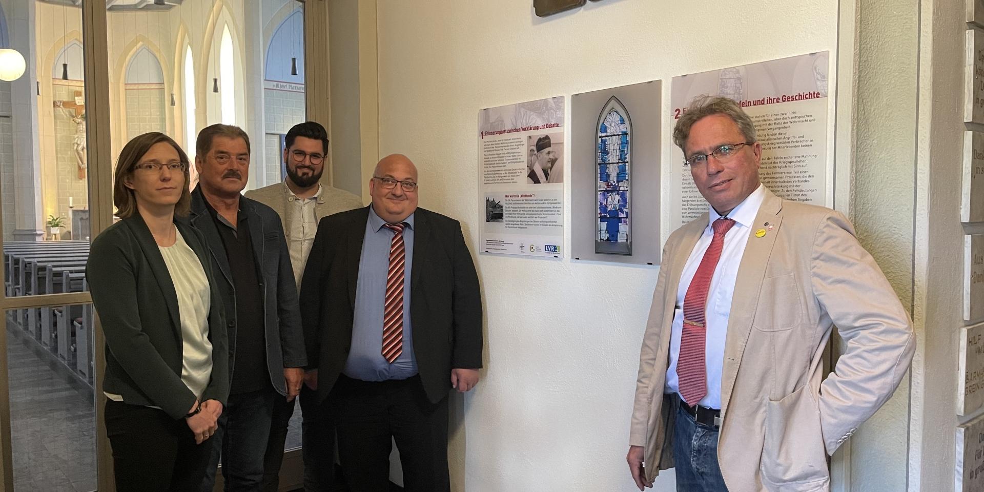 Enthüllung:  Die Enthüllung der Infotafeln ist ein wichtiger Schritt, Geschichte nicht zu vergessen, sondern sie richtig einzuordnen. Vor Ort mit dabei: Dr. Anna Wellding (v.l.), Uli Hallmanns (Kirchenvorstand), Keywan Klaus Münster, Dr. Helmut Rönz und Pfarrer Josef Wolff.