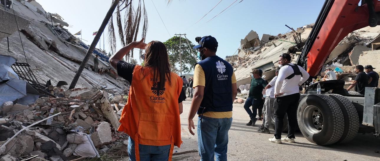 Schuttberge prägen das Bild der Städte im Erdbebengebiet. Caritas Venezuela sichtet den Hilfsbedarf in Guaira.
