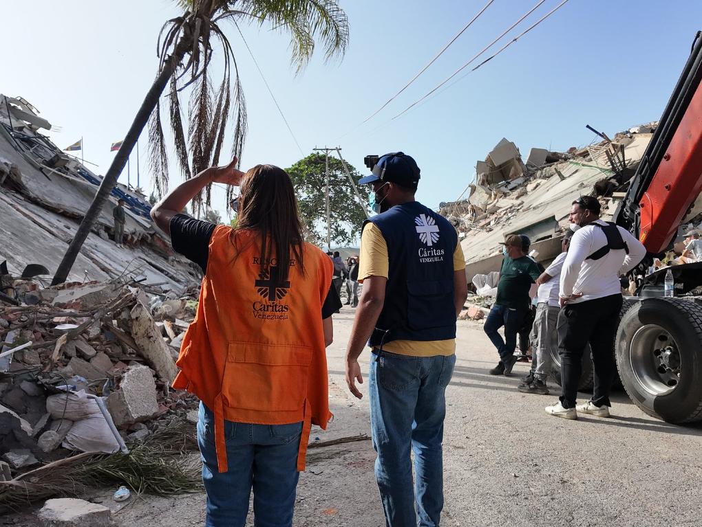 Schuttberge prägen das Bild der Städte im Erdbebengebiet. Caritas Venezuela sichtet den Hilfsbedarf in Guaira.