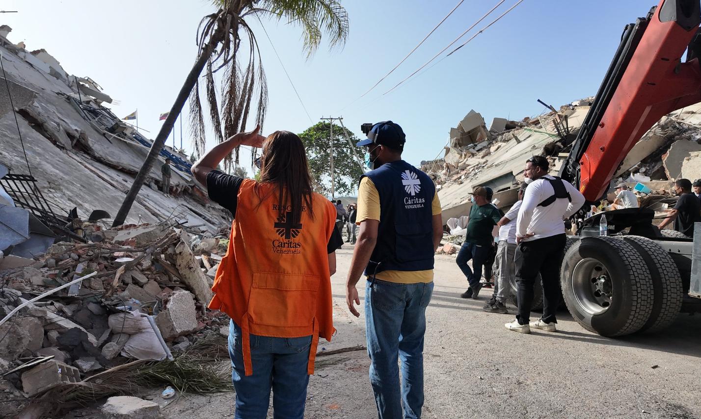Schuttberge prägen das Bild der Städte im Erdbebengebiet. Caritas Venezuela sichtet den Hilfsbedarf in Guaira.