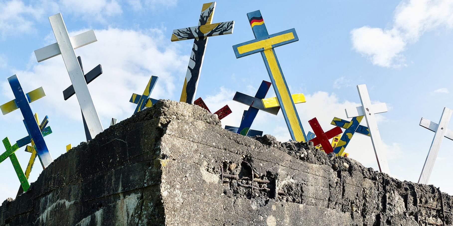 Hass, Gewalt und Krieg überwinden: Ziel des Projekts „Europakreuze“, das Schülerinnen und Schüler aus der Eifel vier Jahre lang durchführten. An vielen Orten wurden die Kreuze aufgestellt, wie hier an einem Bunker in Belgien.