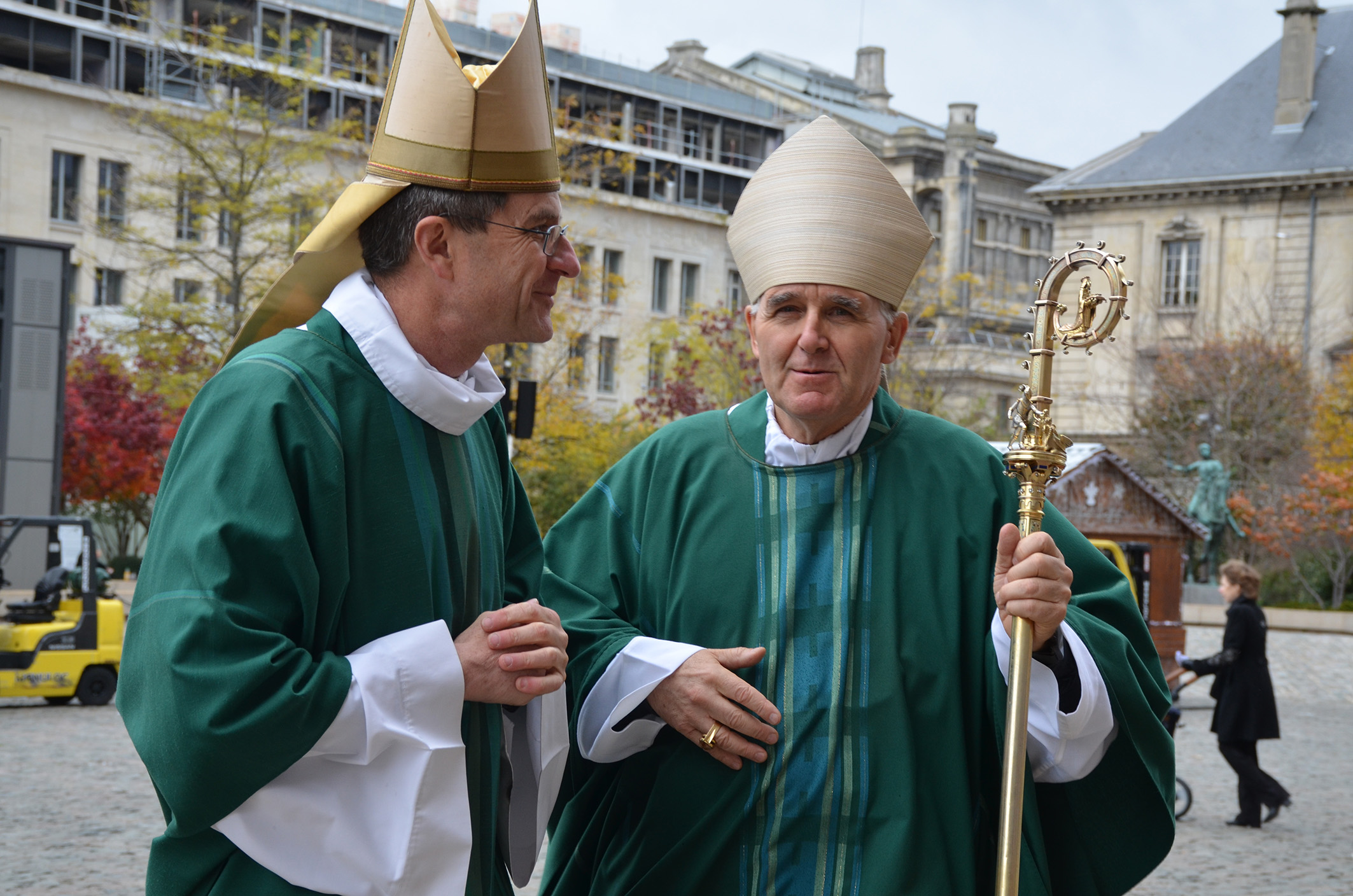 Ein Besuch im Zeichen von Verständigung, Versöhnung, Freundschaft: Weihbischof Johannes Bündgens (r.) beim Reimser Erzbischof Éric de Moulins-Beaufort.