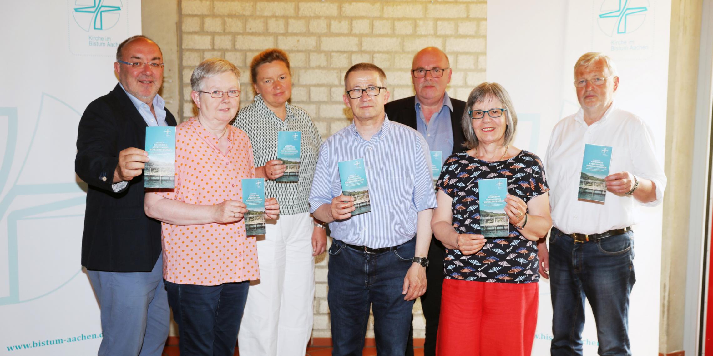 Die neue Fachstelle PIA bündelt vielfältige Maßnahmen gegen sexualisierte Gewalt: der Interventionsbeauftragte Helmut Keymer (v.l.); die beiden Ansprechpersonen für Betroffene, Martina Eß (2.v.l.) und Herbert Dejosez (r.), die Präventionsbeauftragte Almuth Grüner. Eng mit der Fachstelle zusammen arbeiten Alexandra Schiffers, Referentin Strategische Aufarbeitung der MHG-Studie (3.v.l.), Tibor Németh (M.), Referent der Hauptabteilung Personal, sowie Jürgen Jansen, Koordinator des Stabes.