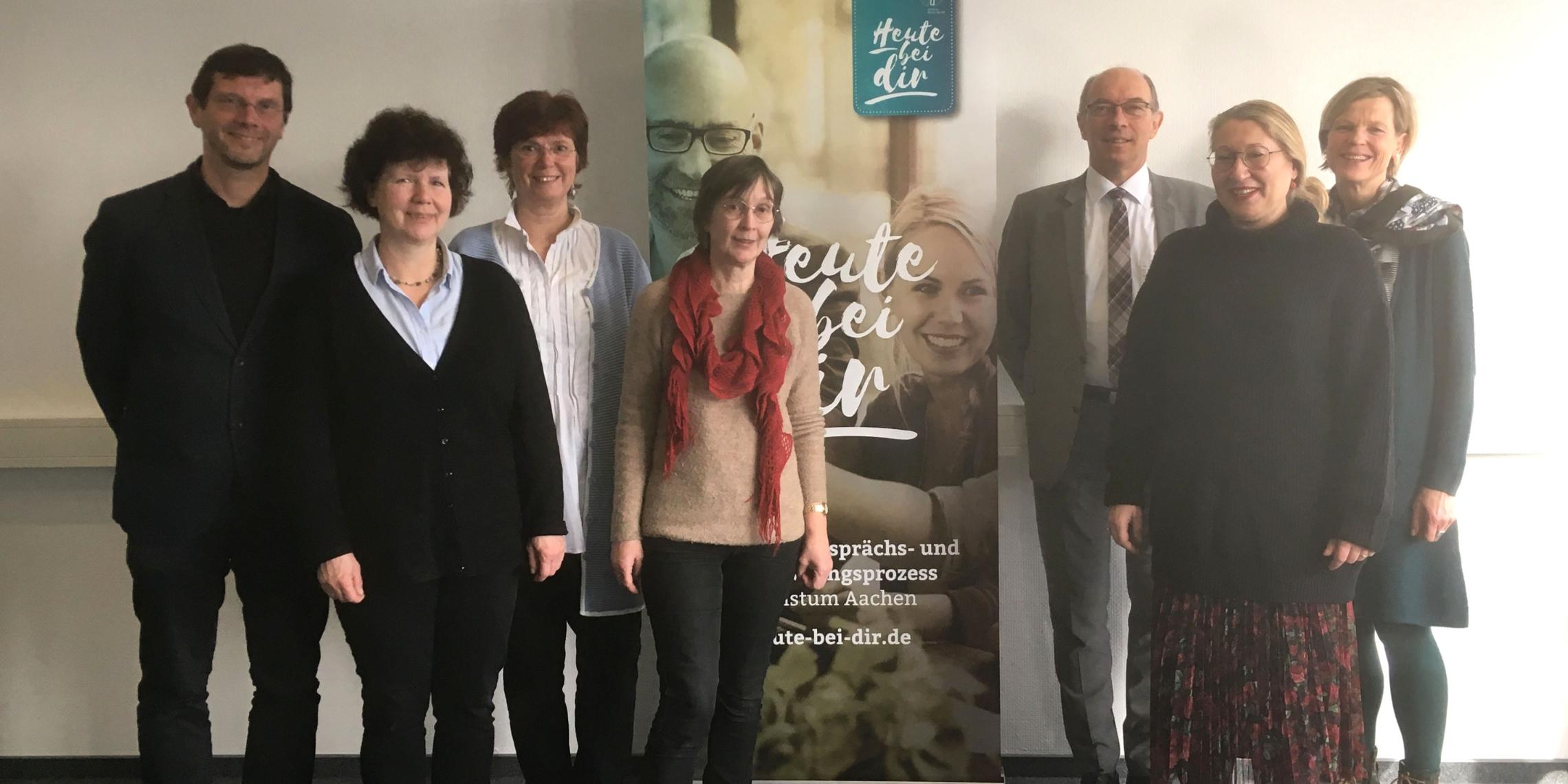 Mit viel Power für den 'Heute bei dir'-Prozess unterwegs (v.L.): Regionalvikar Pfarrer Frank Hendriks, Marie-Theres Rueben (GdG Aachen-Gregor von Burtscheid), Katrin Hohmann (Pastorale Mitarbeiterin im Regionalteam Aachen-Stadt), Laila Vannahme (GdG Aachen-Ost-Eilendorf), Markus Schröder, Sabine Meyer-Wagner (beide aus der GdG Aachen-Franziska von Aachen) und Marielies Schwering (Pastoralreferentin im Büro der Regionen). Auf dem Foto fehlt Walter Nett (Ehrenamtlicher Mitarbeiter im Regionalteam Aachen-Stadt).