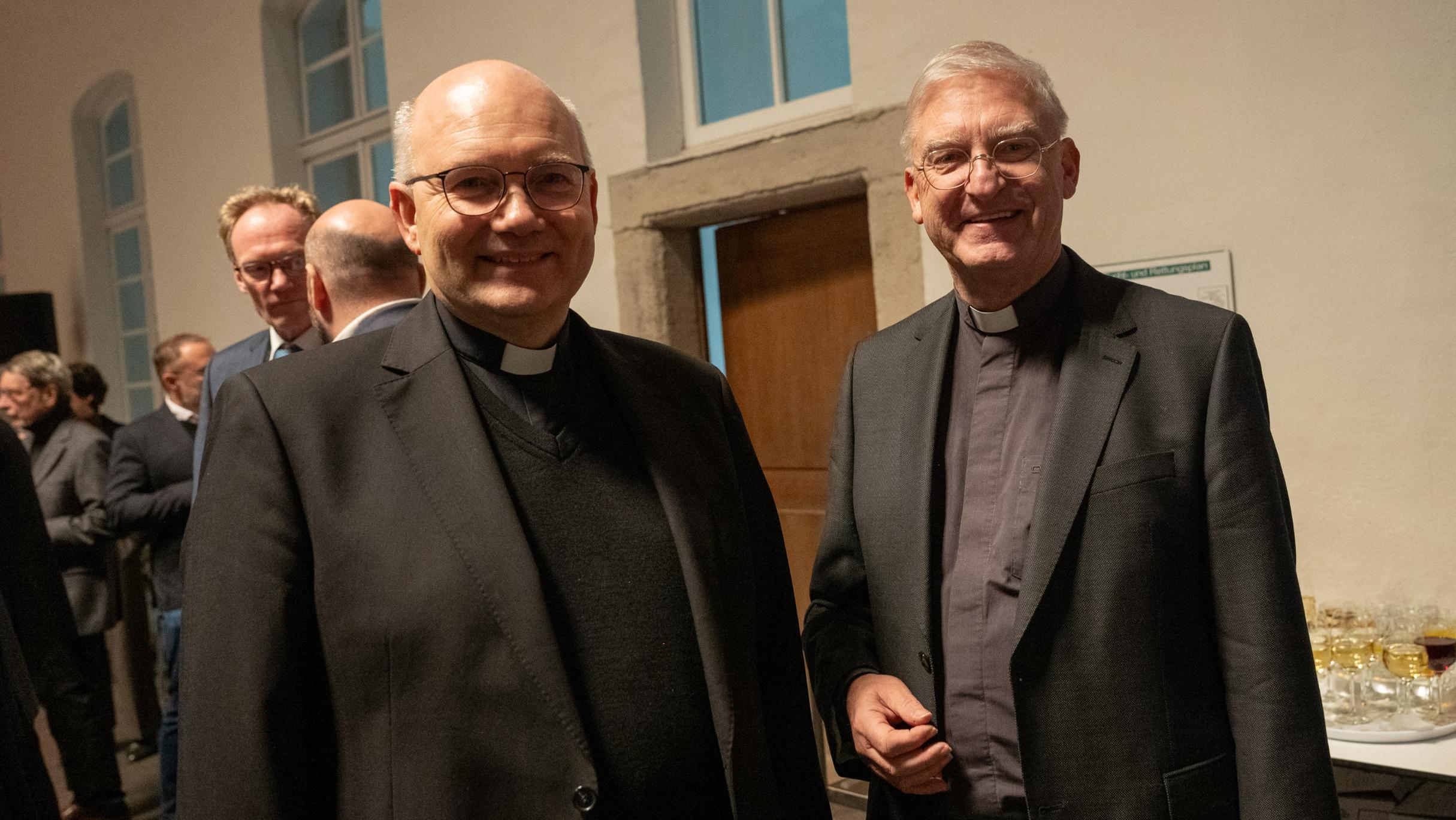 Sprachen sich beim Neujahrsempfang in Düsseldorf für Menschenwürde und Demokratie aus: Bischof Dr. Helmut Dieser und der Leiter des Katholischen Büros NRW, Dr. Antonius Hamers. Foto: Nicole Cronauge.