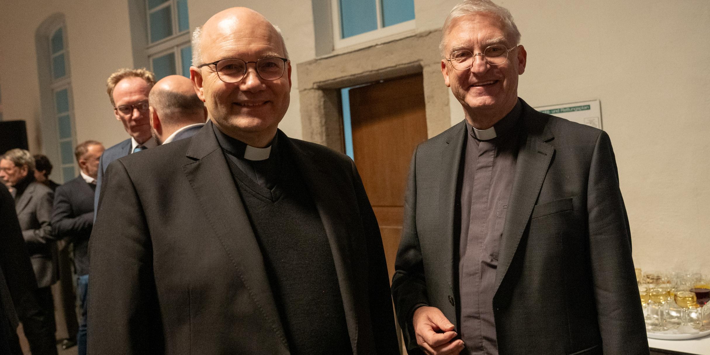 Sprachen sich beim Neujahrsempfang in Düsseldorf für Menschenwürde und Demokratie aus: Bischof Dr. Helmut Dieser und der Leiter des Katholischen Büros NRW, Dr. Antonius Hamers. Foto: Nicole Cronauge.