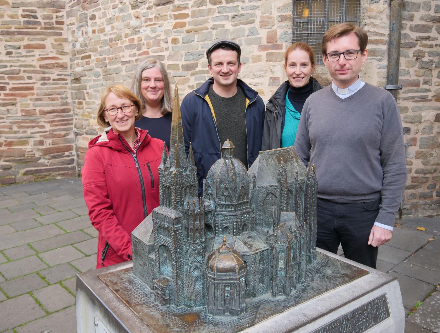 Angela Müller, Susanne Moll, Dr. Christian Schröder, Anja Minder und Michael Marx (v.l.) trafen sich jetzt am Aachener Dom - die Geistliche Begleitung wird aber natürlich in allen Regionen des Bistums unterwegs sein. (c) Bistum Aachen/Ralf Mader