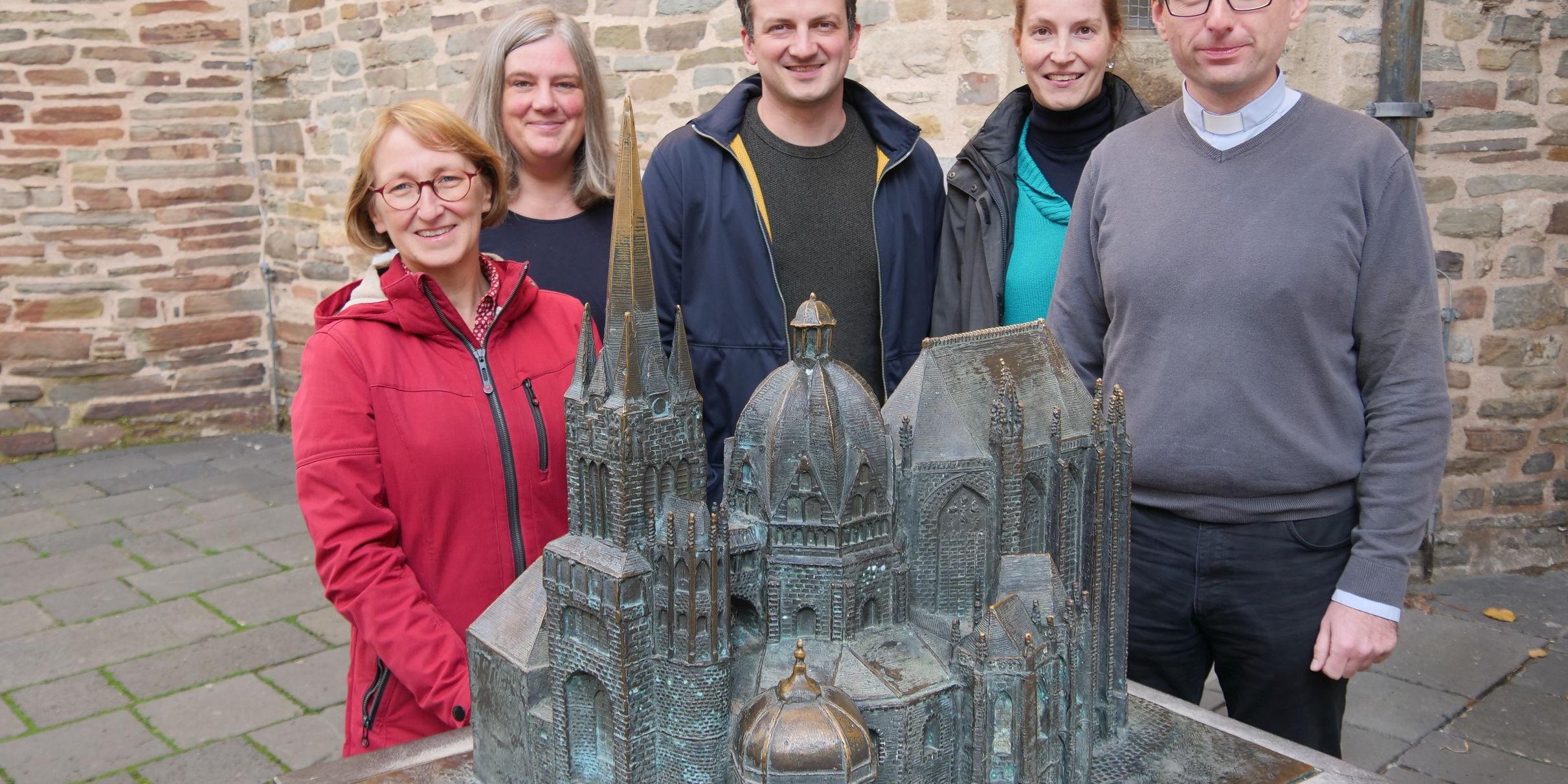 Angela Müller, Susanne Moll, Dr. Christian Schröder, Anja Minder und Michael Marx (v.l.) trafen sich jetzt am Aachener Dom - die Geistliche Begleitung wird aber natürlich in allen Regionen des Bistums unterwegs sein.