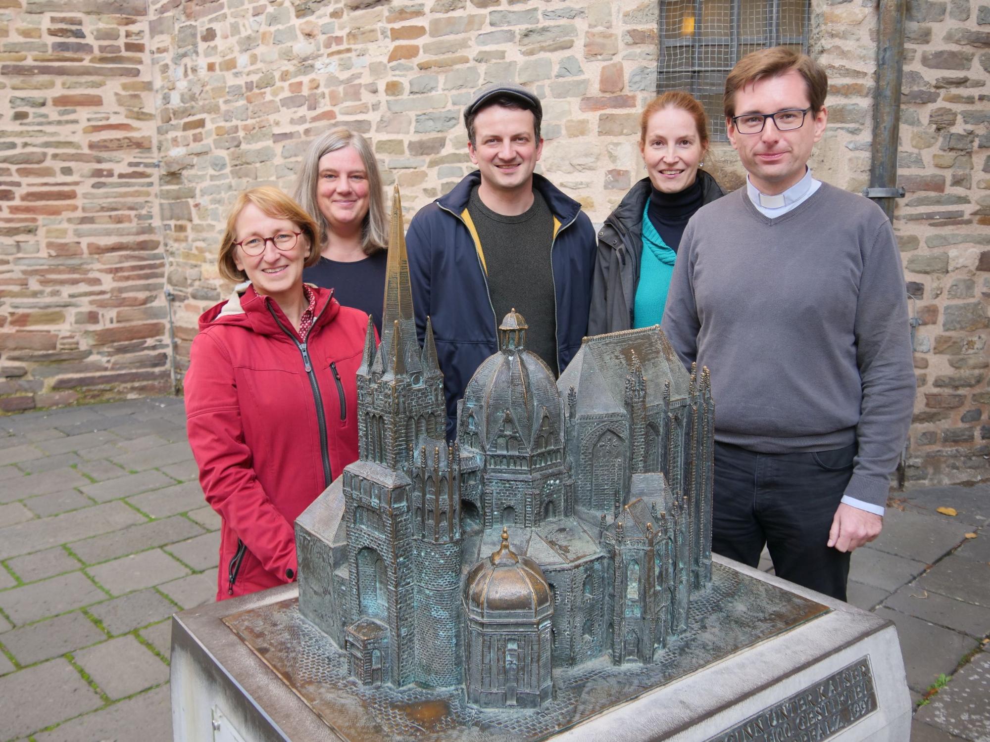 Angela Müller, Susanne Moll, Dr. Christian Schröder, Anja Minder und Michael Marx (v.l.) trafen sich jetzt am Aachener Dom - die Geistliche Begleitung wird aber natürlich in allen Regionen des Bistums unterwegs sein.