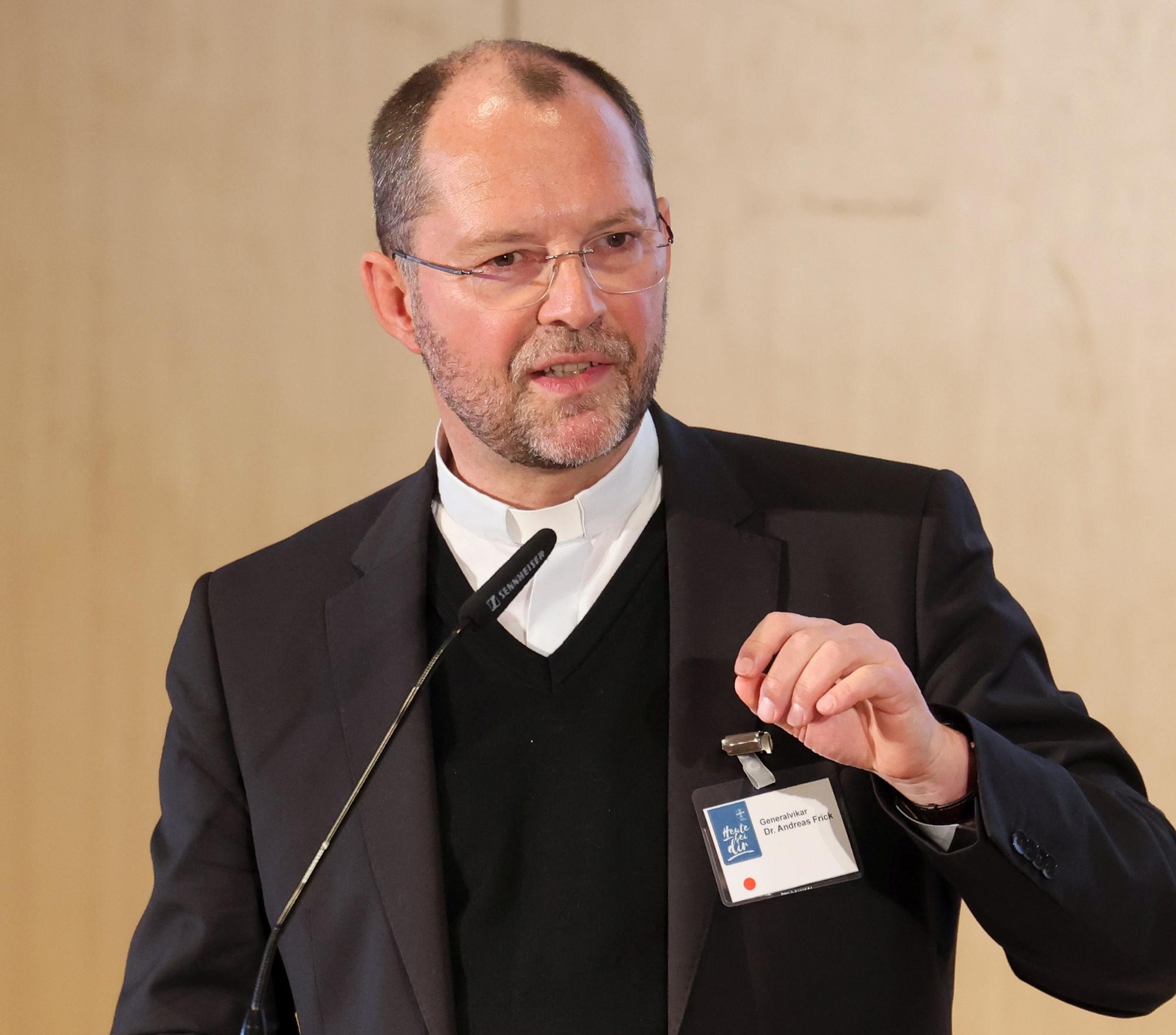 „Das Bild von Kirche verändert sich weiter“, sagt Generalvikar Dr. Andreas Frick. „Die Volkskirche ist passé. Stattdessen beobachten wir eine große Vielfältigkeit an unterschiedlichen Orten von Kirche, an denen Menschen Gemeinschaft und Glauben leben.“