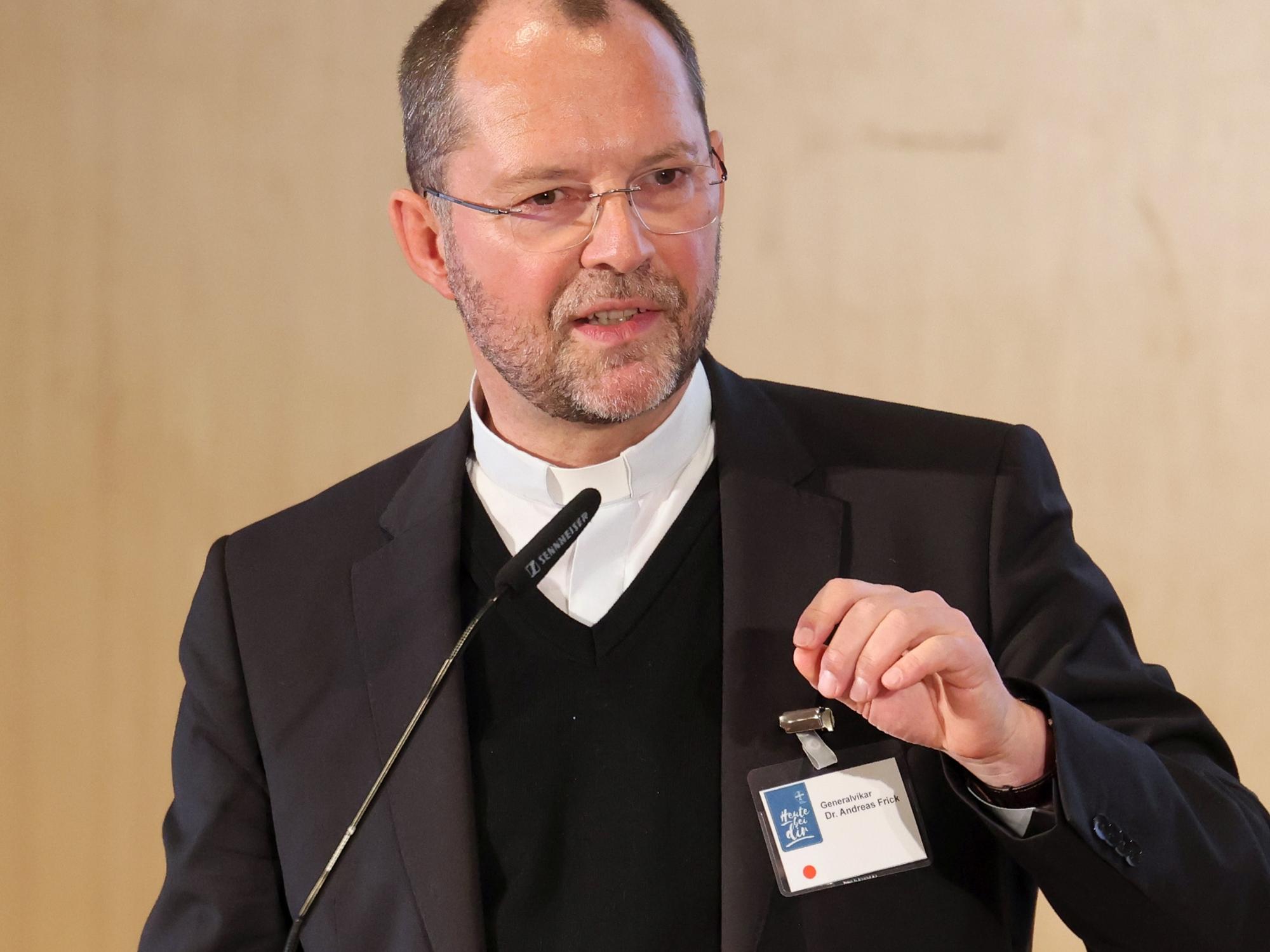 „Das Bild von Kirche verändert sich weiter“, sagt Generalvikar Dr. Andreas Frick. „Die Volkskirche ist passé. Stattdessen beobachten wir eine große Vielfältigkeit an unterschiedlichen Orten von Kirche, an denen Menschen Gemeinschaft und Glauben leben.“ (c) Bistum Aachen - Andreas Steindl