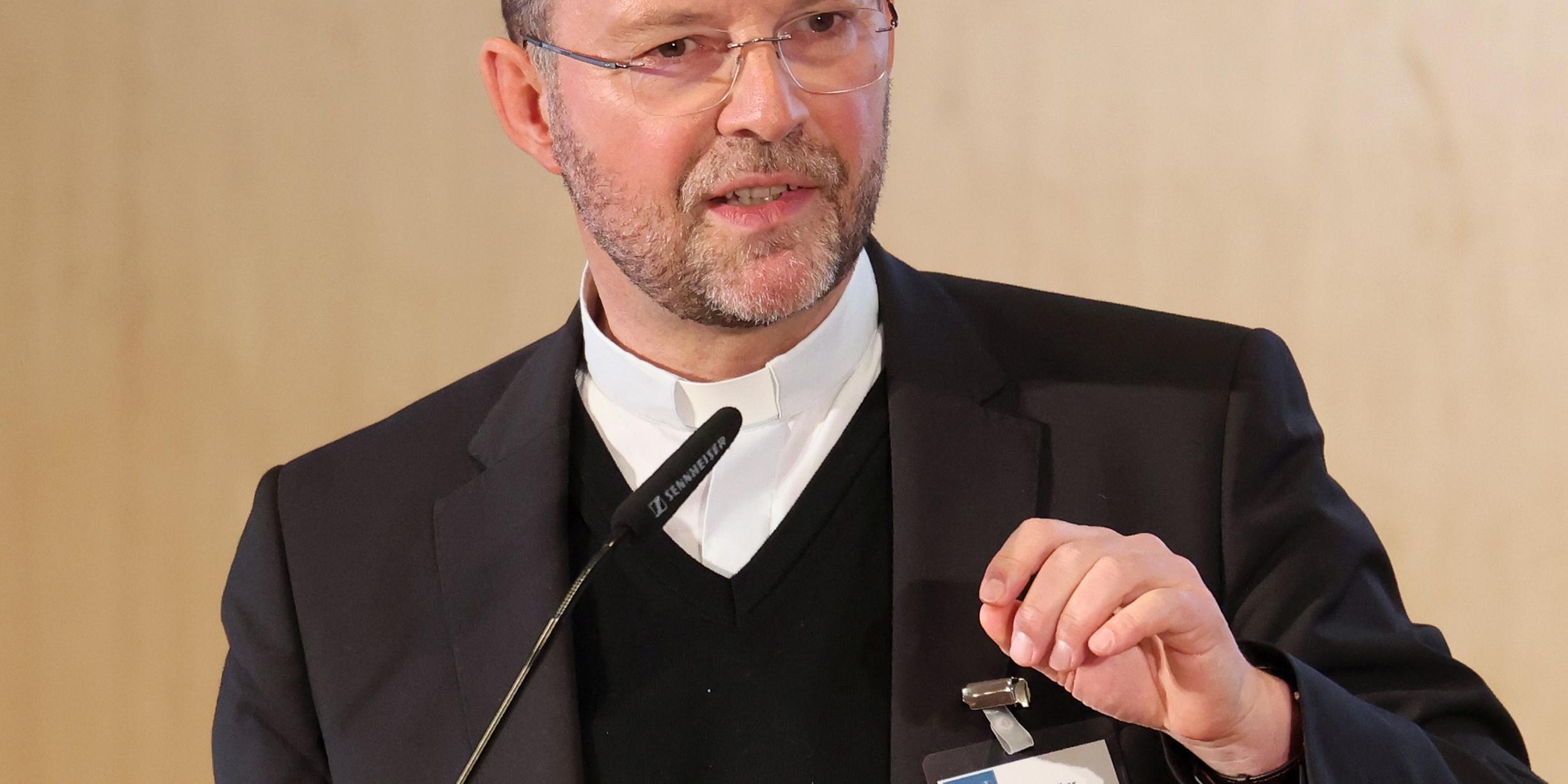 „Die Aufarbeitung sexualisierter Gewalt ist kein Projekt, keine kurzfristige Maßnahme, sondern eine Frage der Haltung von uns allen. Aufarbeitung sexualisierter Gewalt bleibt ein Thema für die Kirche und die ganze Gesellschaft“, betont Generalvikar Dr. Andreas Frick.