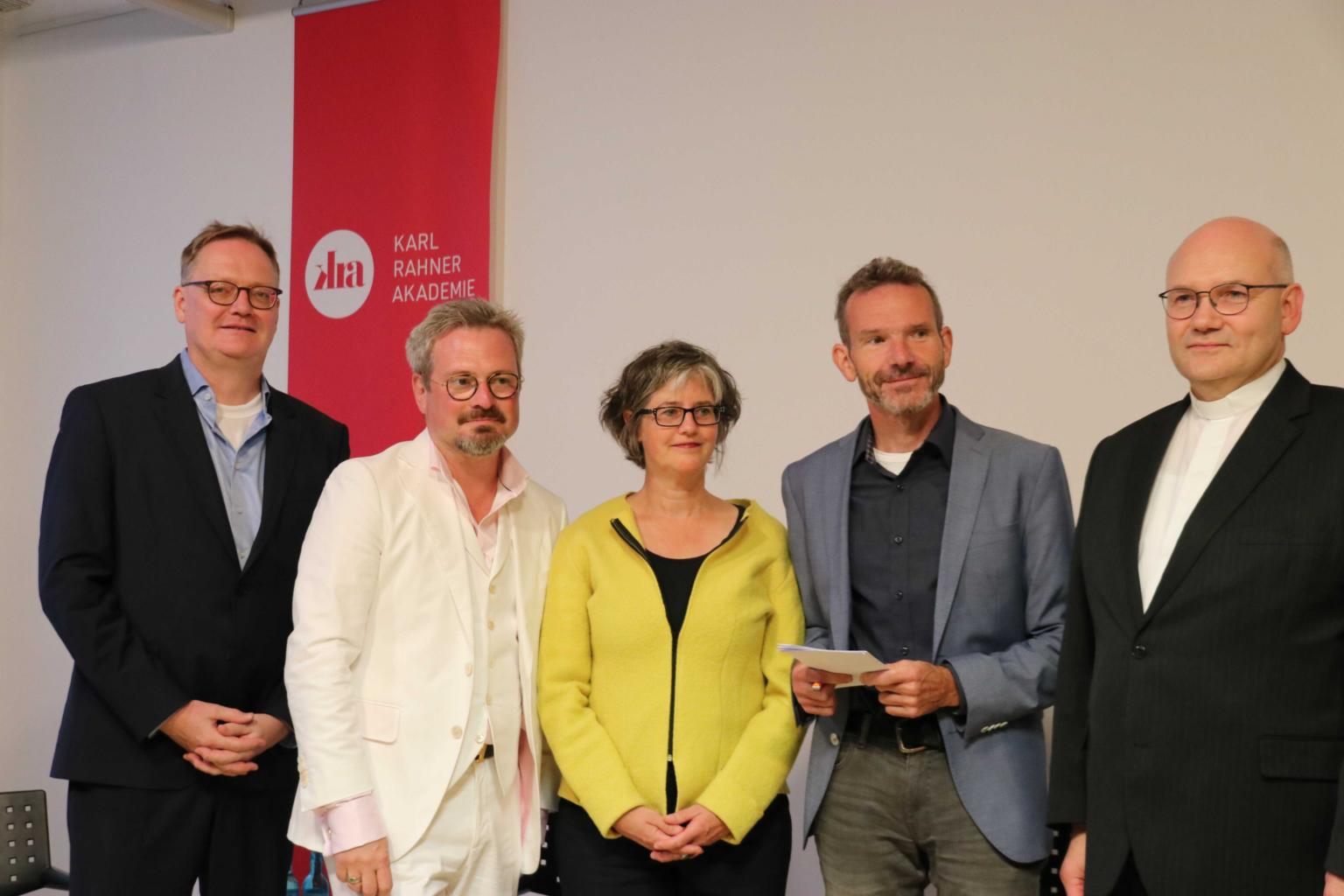 Gäste beim Podiumsgespräch zu „Fünf Jahre MHG-Studie“ zum Missbrauch in der katholischen Kirche: Kai Christian Moritz aus dem Sprechergremium des Betroffenenbeirats bei der Deutschen Bischofskonferenz, Birgit Mock, Vizepräsidentin des Zentralkomitees der deutschen Katholiken, Moderator Joachim Frank, Aachens Bischof Dr. Helmut Dieser, Missbrauchsbeauftragter der Deutschen Bischofskonferenz, und der Jurist Prof. Dr. Stephan Rixen (von links) (c) Bernhard Raspels